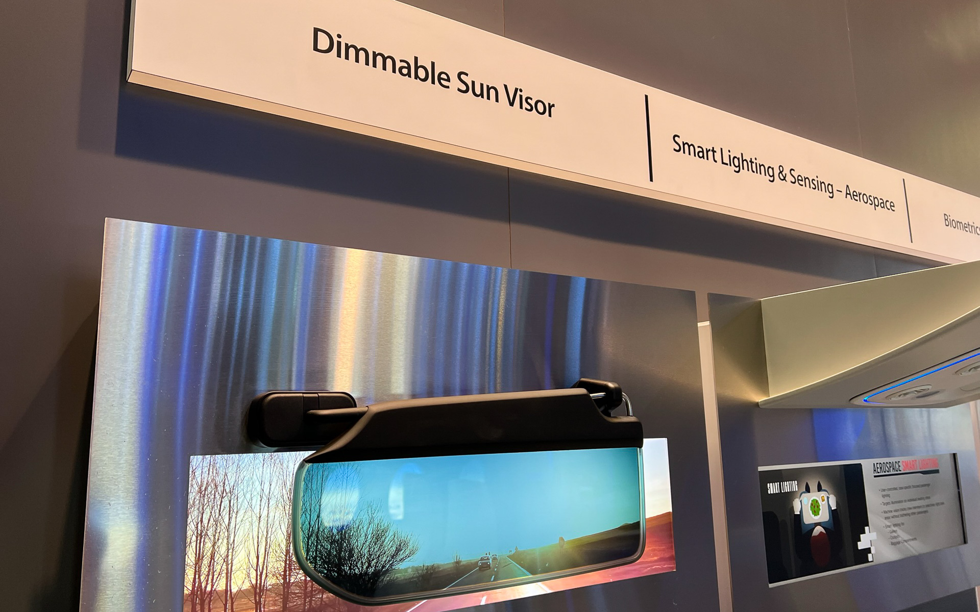 ジェンテックスがCES2023で提案した電子サンバイザー。可変遮光率なので、透けて見えるのが分かる