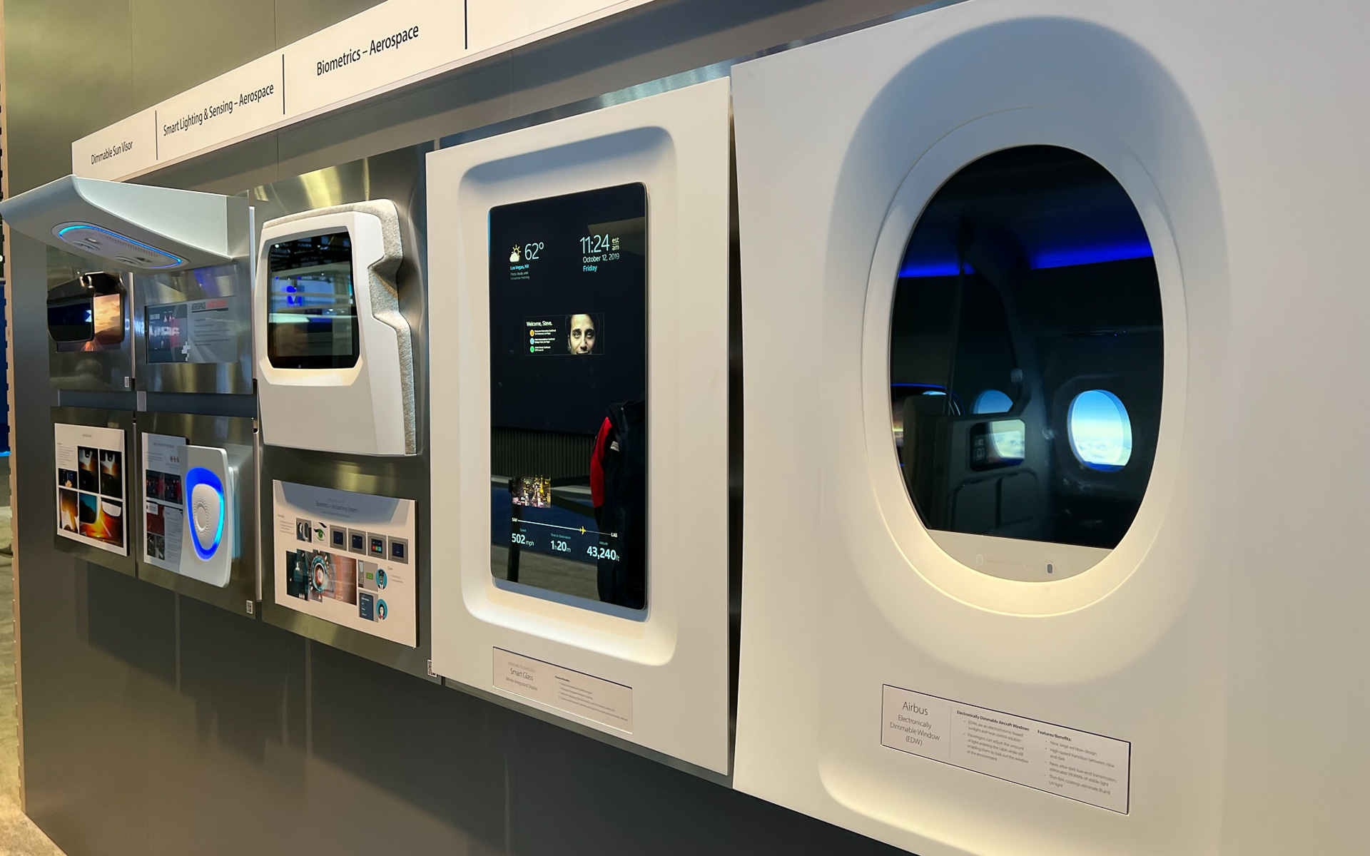 航空機用のデバイス提案。手前が電子シェードだが、ボーイング 787用ではなくエアバスに採用されたもの