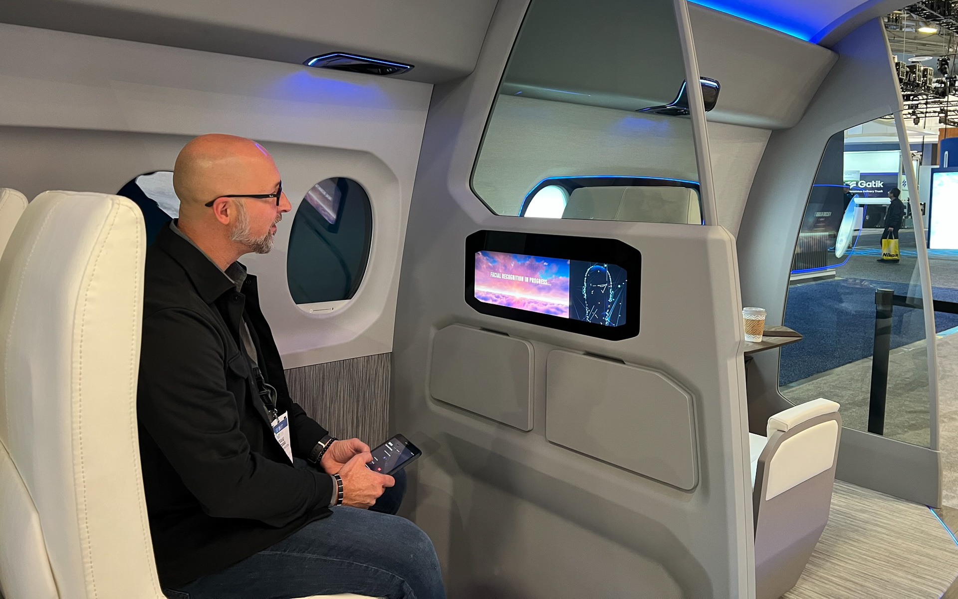 エコノミークラスでの提案。シートに座るとAIによるドライバーモニタリング技術によって個人認識が始まる