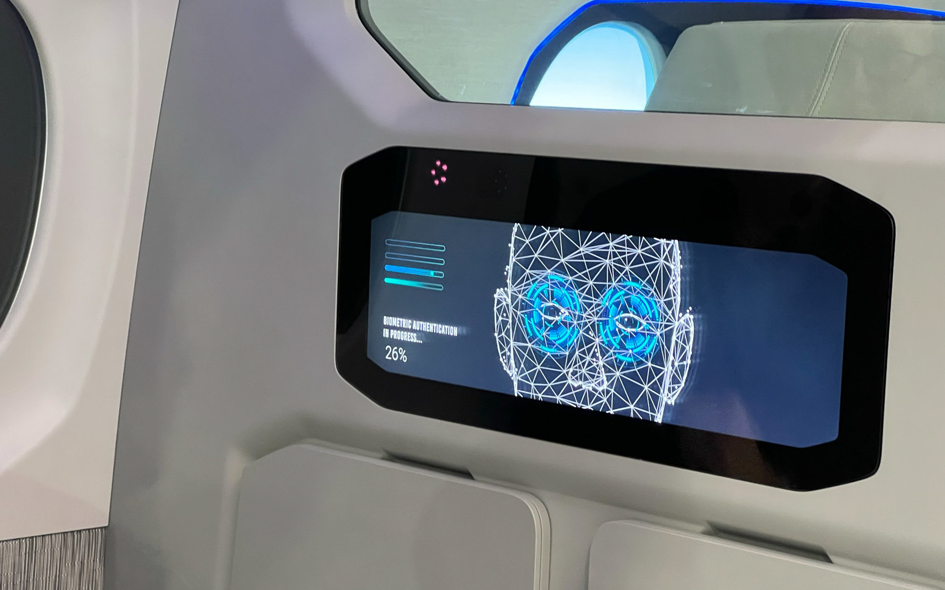 例として示された認証中画面。顔の骨格や、目のまわりの状況などが生体認証の判断材料に使われる