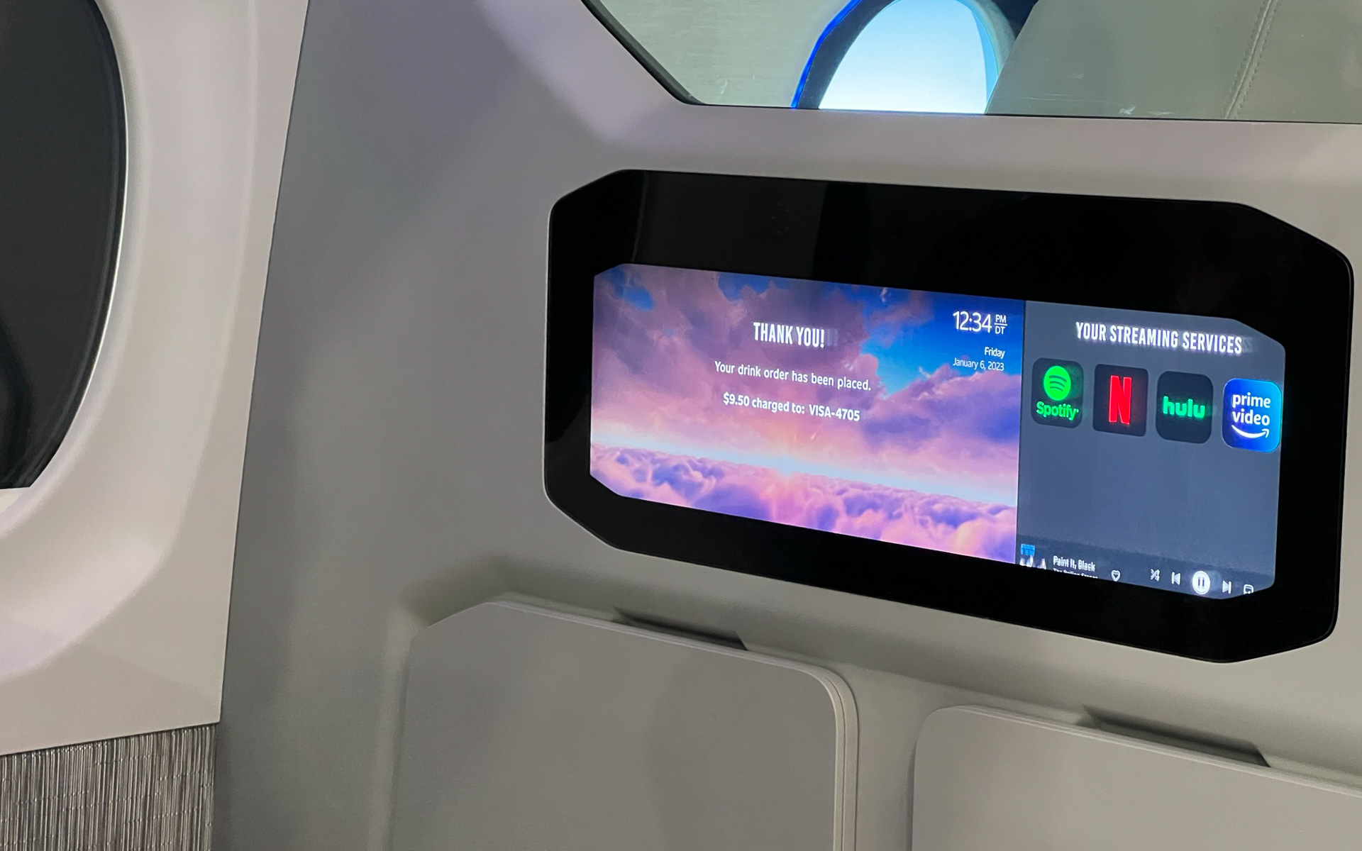 あらかじめ課金情報を結びつけておくことで有料ドリンク注文をスムーズに行なえたり、個人が契約しているストリーミングサービスを利用できる、といった提案