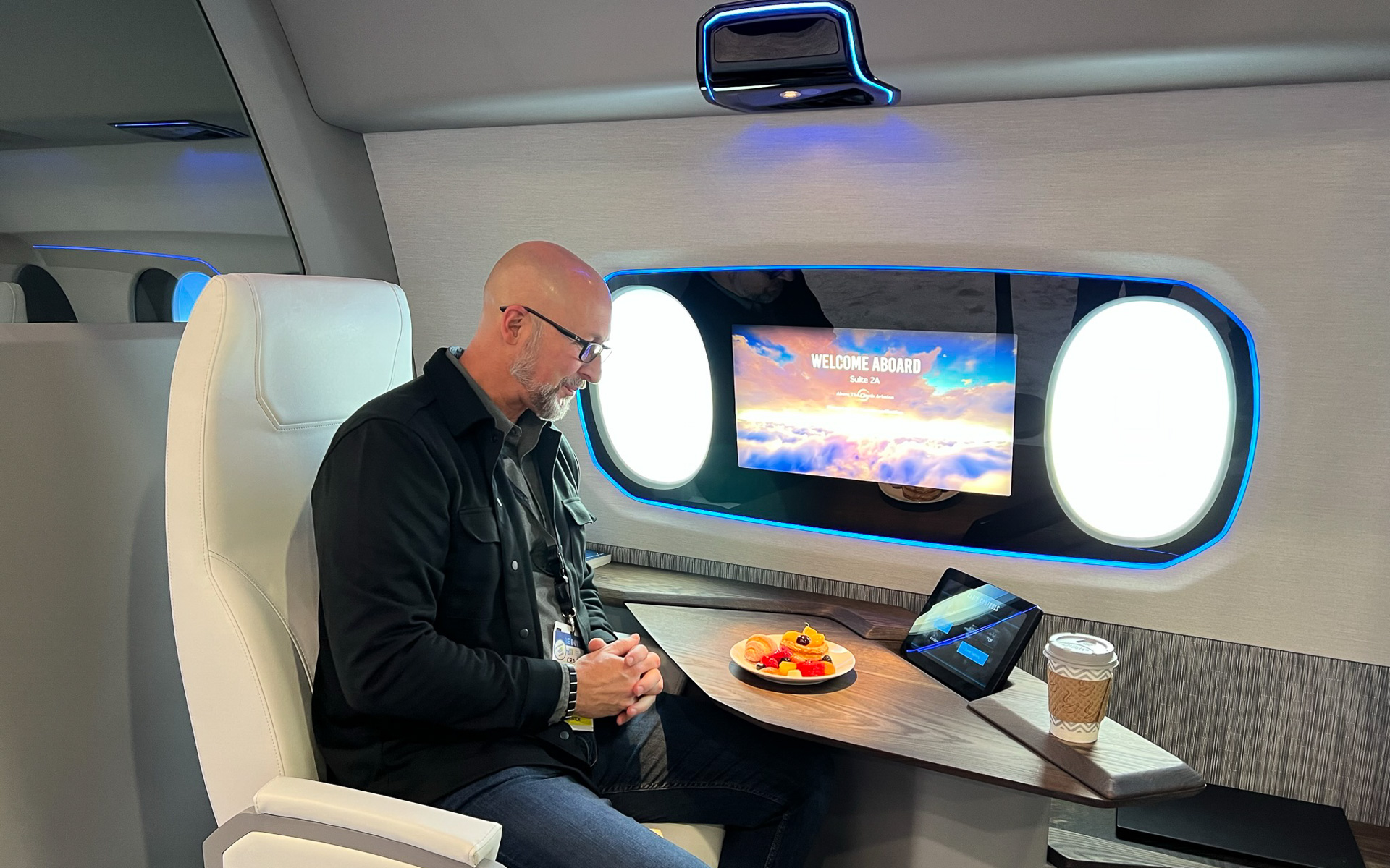 食事の際は、色温度の低い暖色系のライトで照明