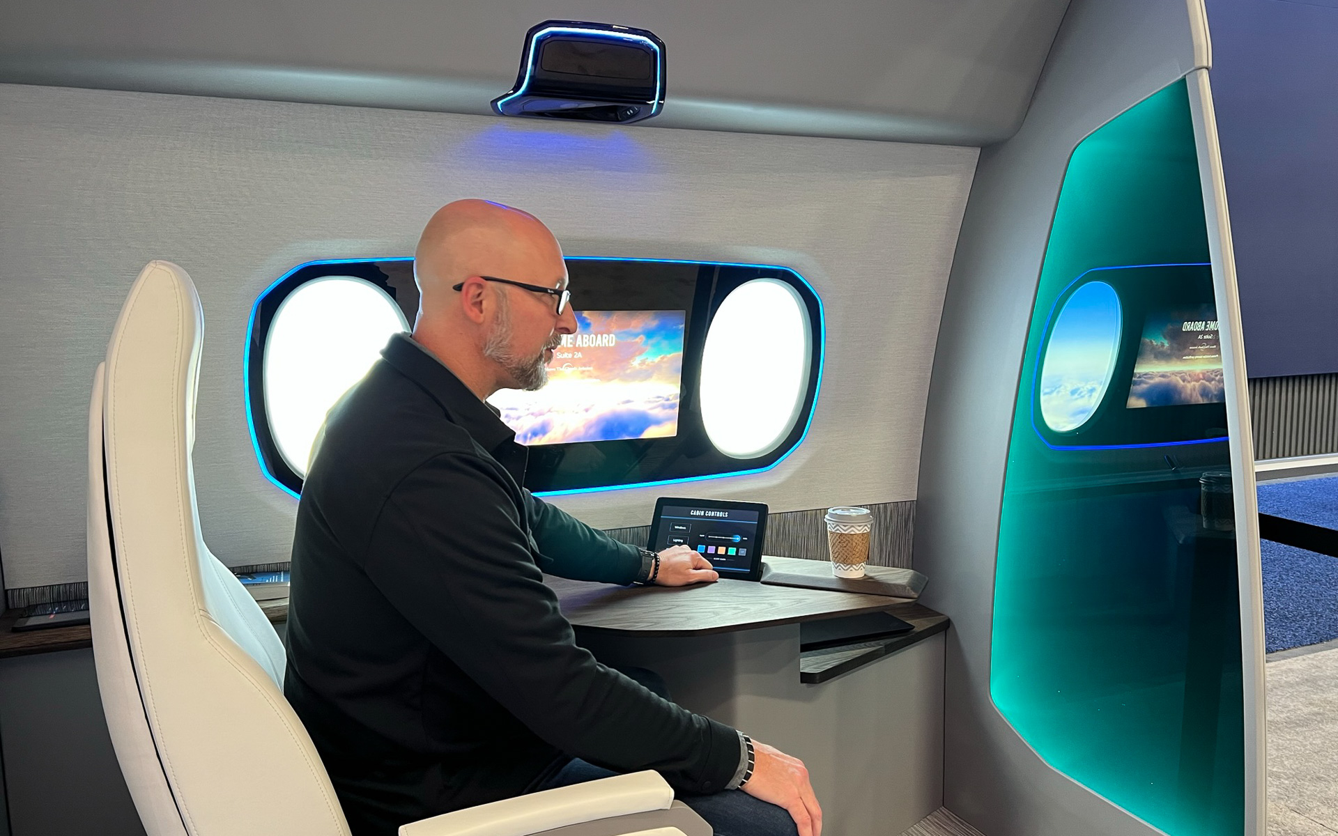 電子シェードの技術を応用した、電子カラーコントロールによるパーティション