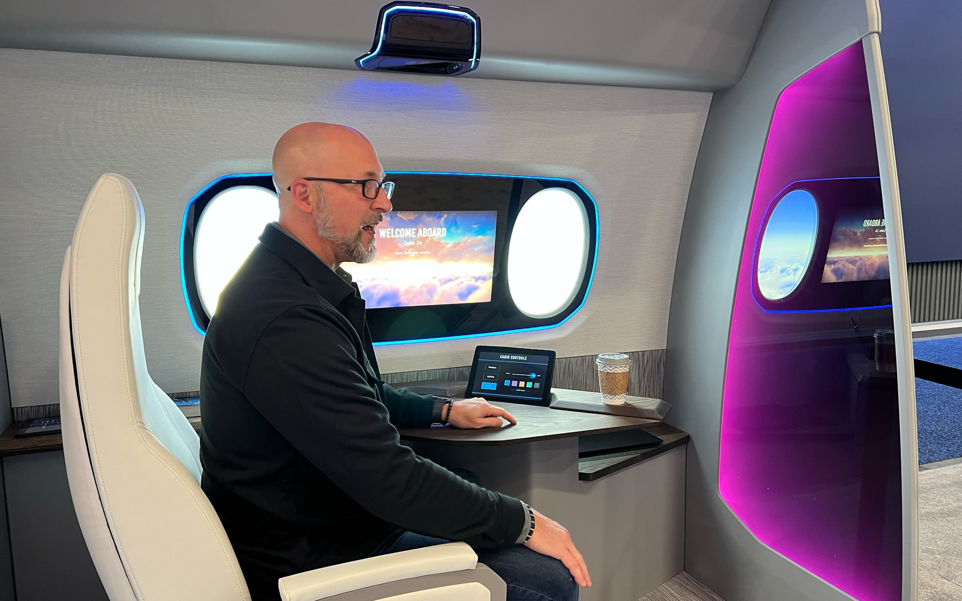 ソフトウェアコントロールで色を変更可能。高級感もあり、さまざまな分野への応用も可能だろう