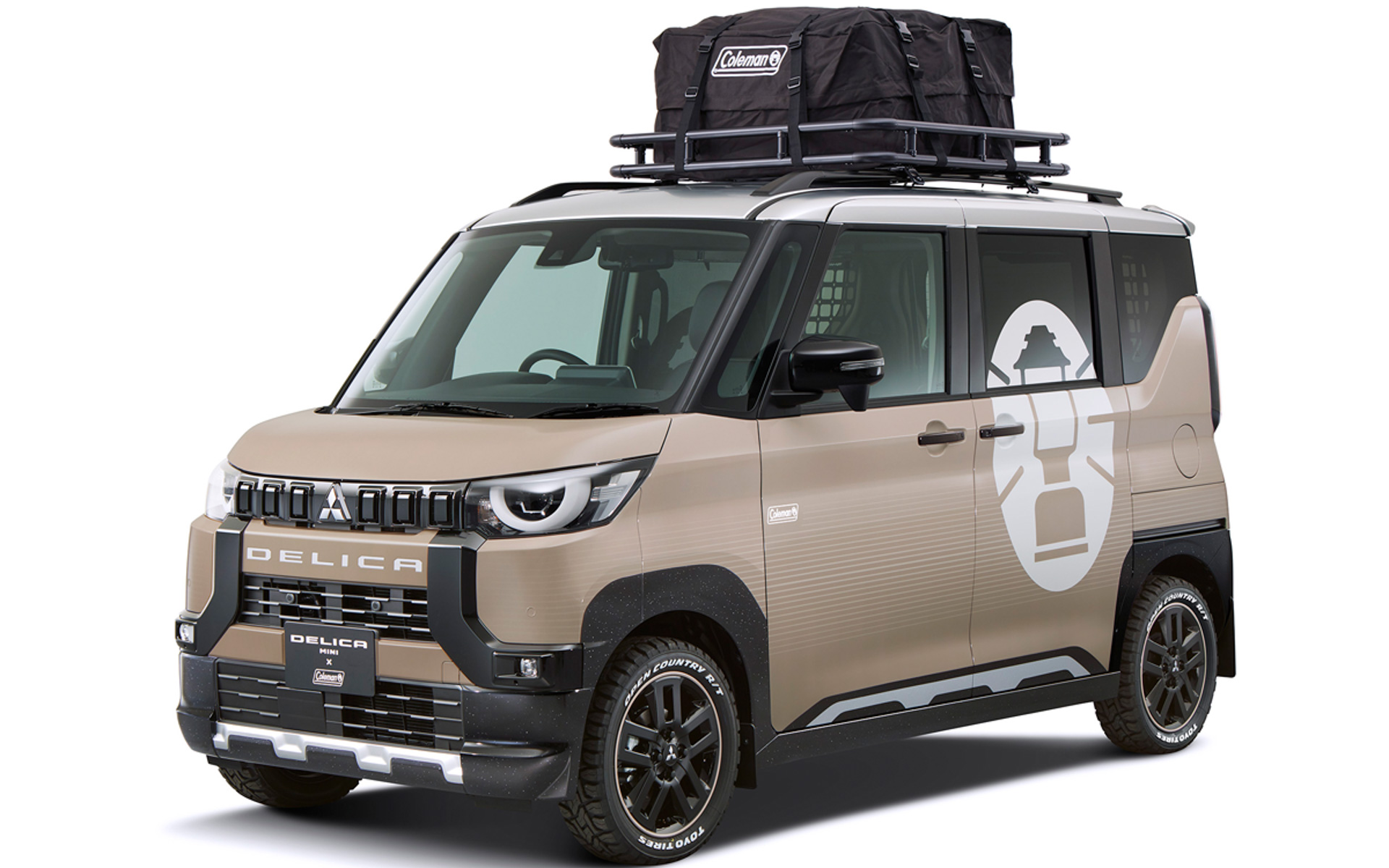 新型デリカミニ×Coleman(デリカミニ ミーツ コールマン、参考出品)。新型デリカミニとアウトドアブランドとして広く親しまれている「Coleman」が、アウトドアを「家族」や「仲間」と共に楽しむことで、ワクワクする時間や新しい挑戦をする気持ちを後押ししたいという同じ想いのもとタイアップをし、「デリカミニ×Coleman」として、さまざまなコラボレーションを実施するなど、気軽にアウトドアを楽しむライフスタイルを提案。この車両はその第一弾としてコラボレーションしたカスタムカー。最新の「Coleman」製品とベストマッチするグレーとベージュを掛け合わせた「グレージュ」をボディカラーとし、ボディサイドにはランタンロゴマークをあしらった特徴的な外観とした。またグロスブラックを基調としたダイナミックシールドやテールゲートガーニッシュ、前後のホワイトレターロゴやマッドフラップなど、アウトドアシーンに映える純正用品も装着。内装にはベッドキットを採用して車中泊を可能とし、サイドストレージパネルなどにより収納性を高めた