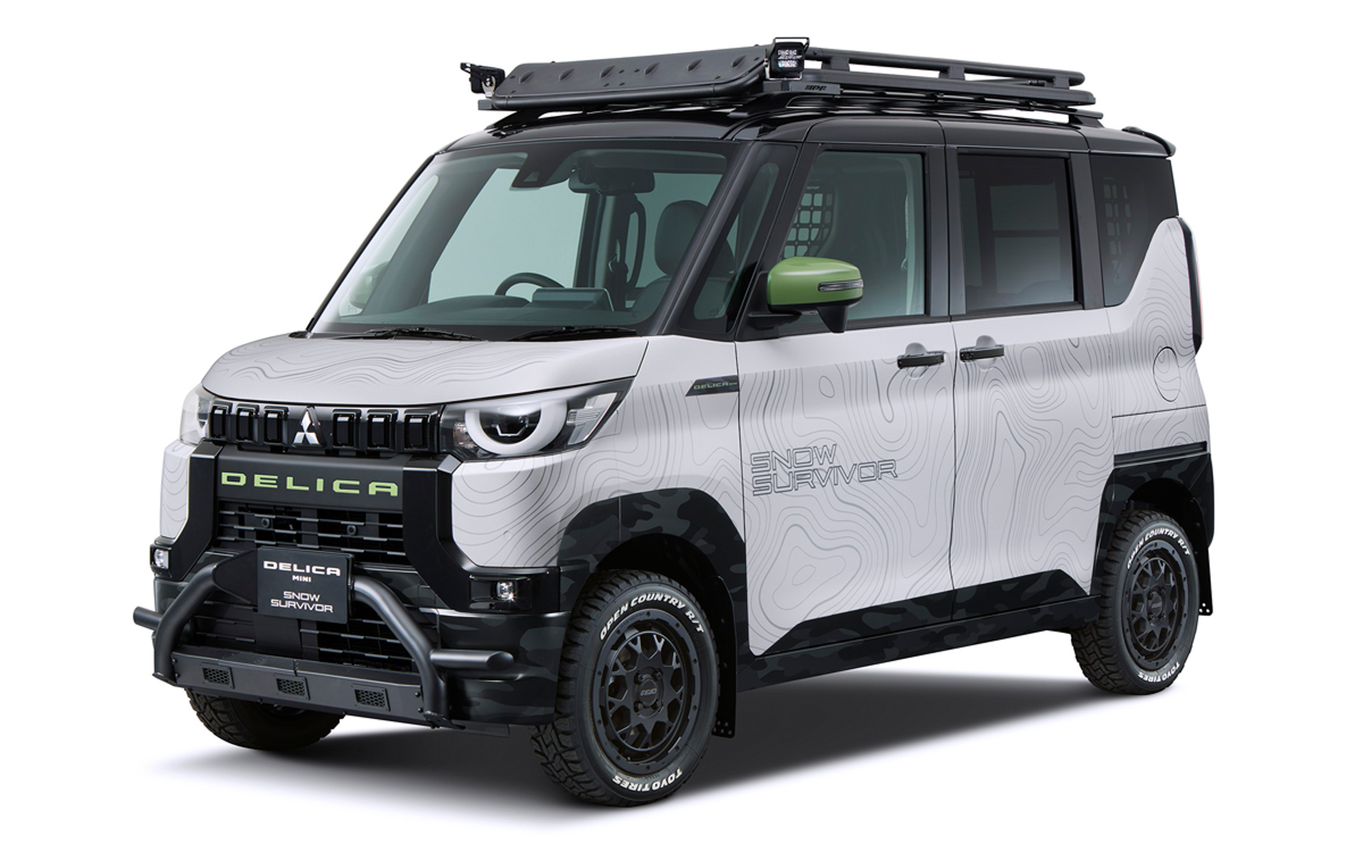 新型デリカミニ SNOW SURVIVOR（スノーサバイバー、参考出品）。新型デリカミニの「SNOW SURVIVOR」は、雪道を力強く駆け抜けるデリカのイメージを、共通の世界観でコーディネートしたカスタムカー。雪山を思わせるホワイトのボディカラーに、等高線をモチーフにしたグラフィックとスノーカモフラージュを施し、フロントガードバーやルーフキャリア、リアラダー、オールテレーンタイヤを装着。さらにリフトアップすることで、力強いデリカらしさをよりいっそう演出した。内装ではベッドキットやサイドストレージパネルなどを採用し、キャンプや車中泊での使い勝手を高めた