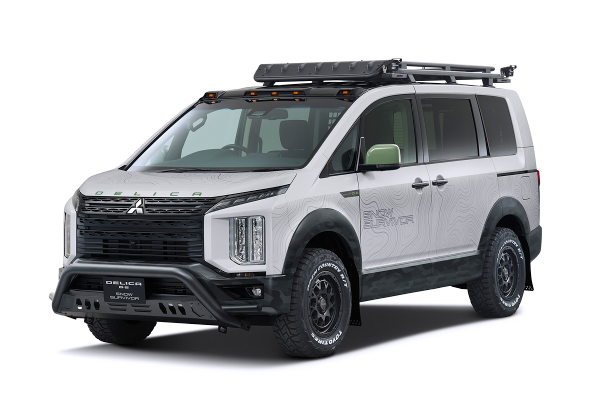 デリカD：5の「SNOW SURVIVOR」は、雪道を力強く駆け抜けるデリカのイメージを、共通の世界観でコーディネートしたカスタムカー。雪山を思わせるホワイトのボディカラーに、等高線をモチーフにしたグラフィックとスノーカモフラージュを施し、フロントガードバーやルーフキャリア、リアラダー、オールテレーンタイヤを装着。さらにリフトアップすることで、力強いデリカらしさをよりいっそう演出した。内装ではベッドキットやサイドストレージパネルなどを採用し、キャンプや車中泊での使い勝手を高めた