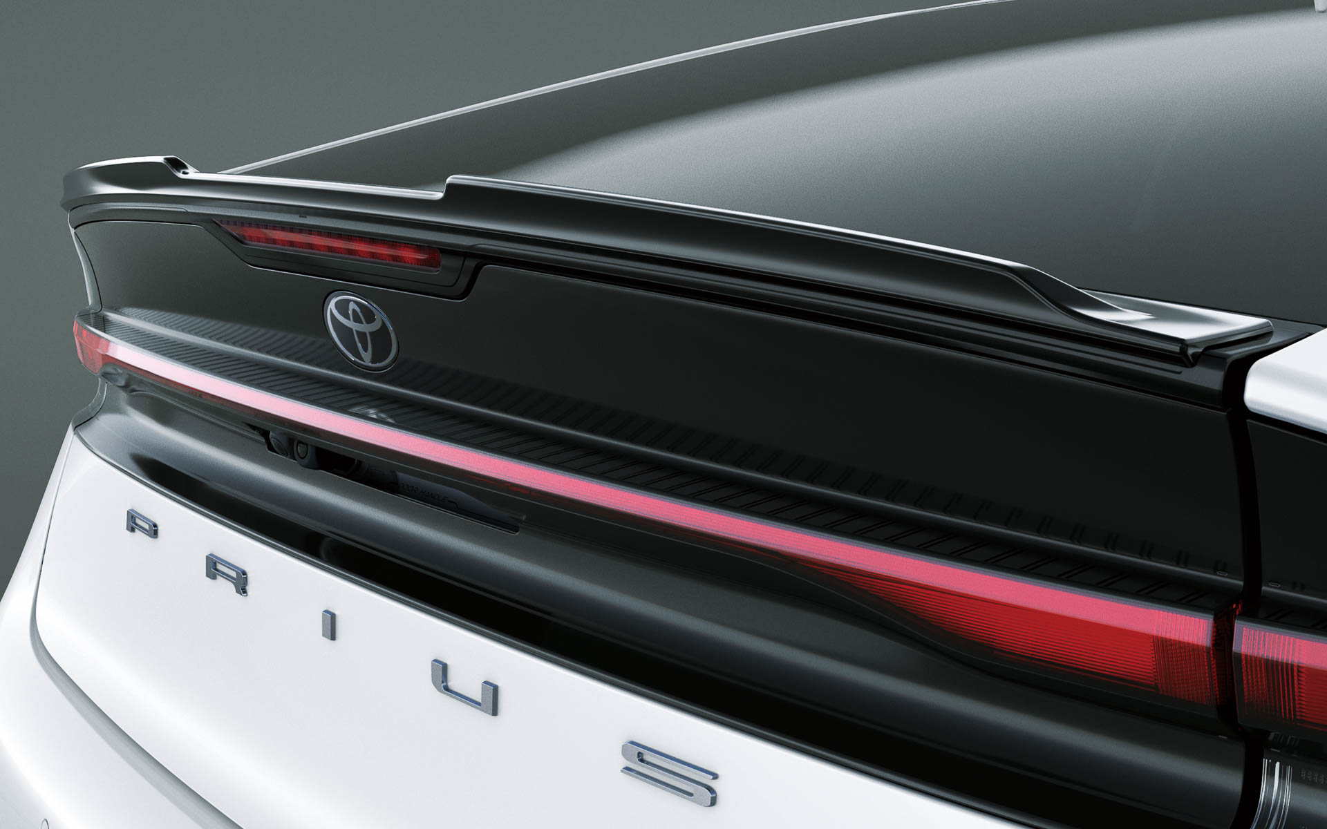 GRテールゲートスポイラー（4万4000円）。車両上面を抜ける風をキックアップさせることでリアのダウンフォース性能を向上。スポイラーの中央部をくぼませた造形はベース車のフードやハイマウントストップランプともリンクし、アグレッシブなリアビューを演出するだけでなく、ドライバーからの後方視界確保にも配慮された