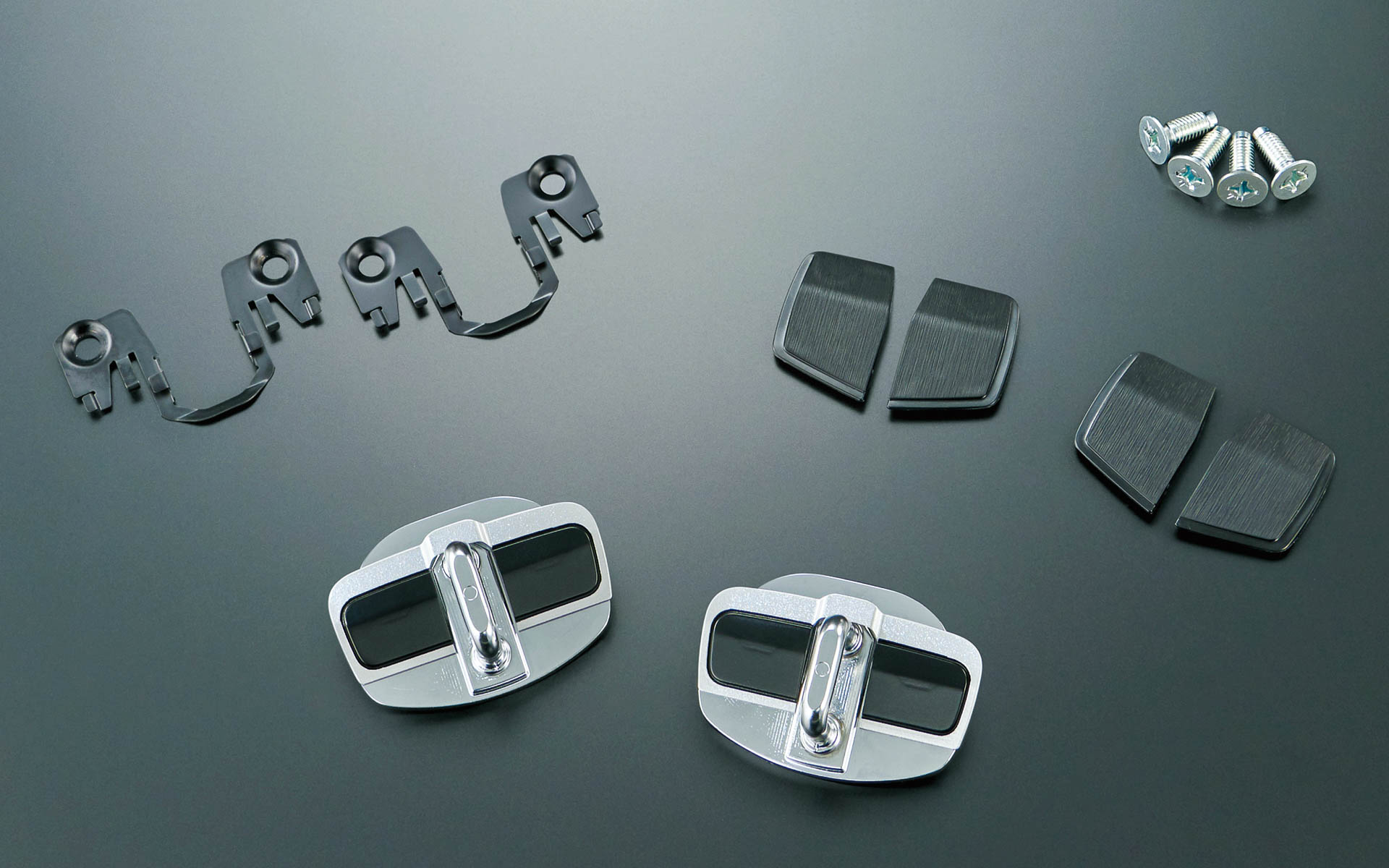 GRドアスタビライザー（1台分3万3000円、1セット2個入り1万6500円）。車両が1つにまとまったような剛性感を付与し、ハンドルの切り始めの応答性を向上。また、GR「パフォーマンスダンパー」セットと組み合わせることで、さらなるハンドル応答性の向上に寄与する