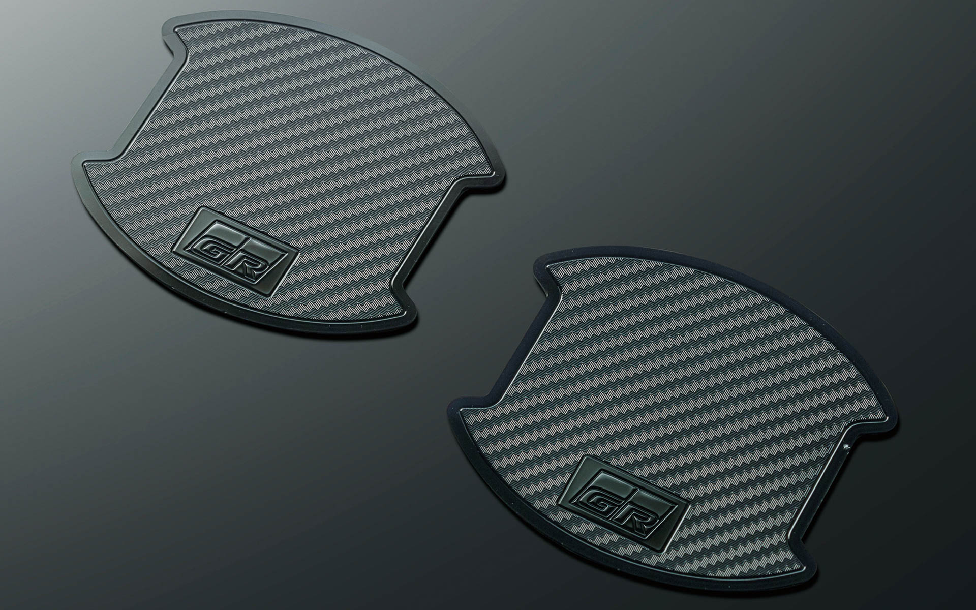 GRドアハンドルプロテクター（3300円）。ドア開閉時のひっかき傷を防止するだけでなく、ドアハンドルまわりをスポーティにドレスアップする