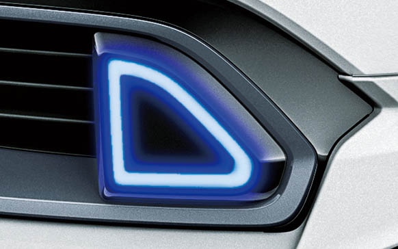 NEO ADVANCE STYLE シグネチャーイルミ（点灯時）。価格は7万4800円