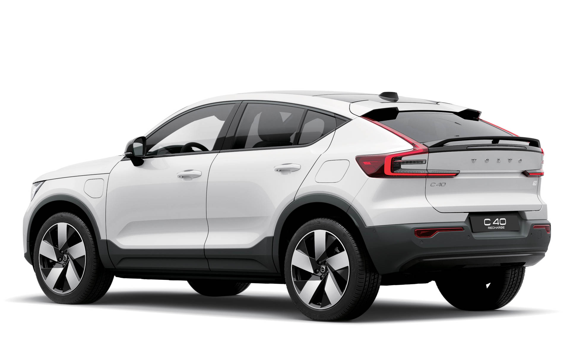 C40 Rechargeはボルボ初のBEV専用車で、クーペとSUVが融合したスタイリッシュなデザインに加え、ボルボとして初めて完全なレザー（本革）フリーインテリアを実現し、リサイクル素材を積極的に採用している