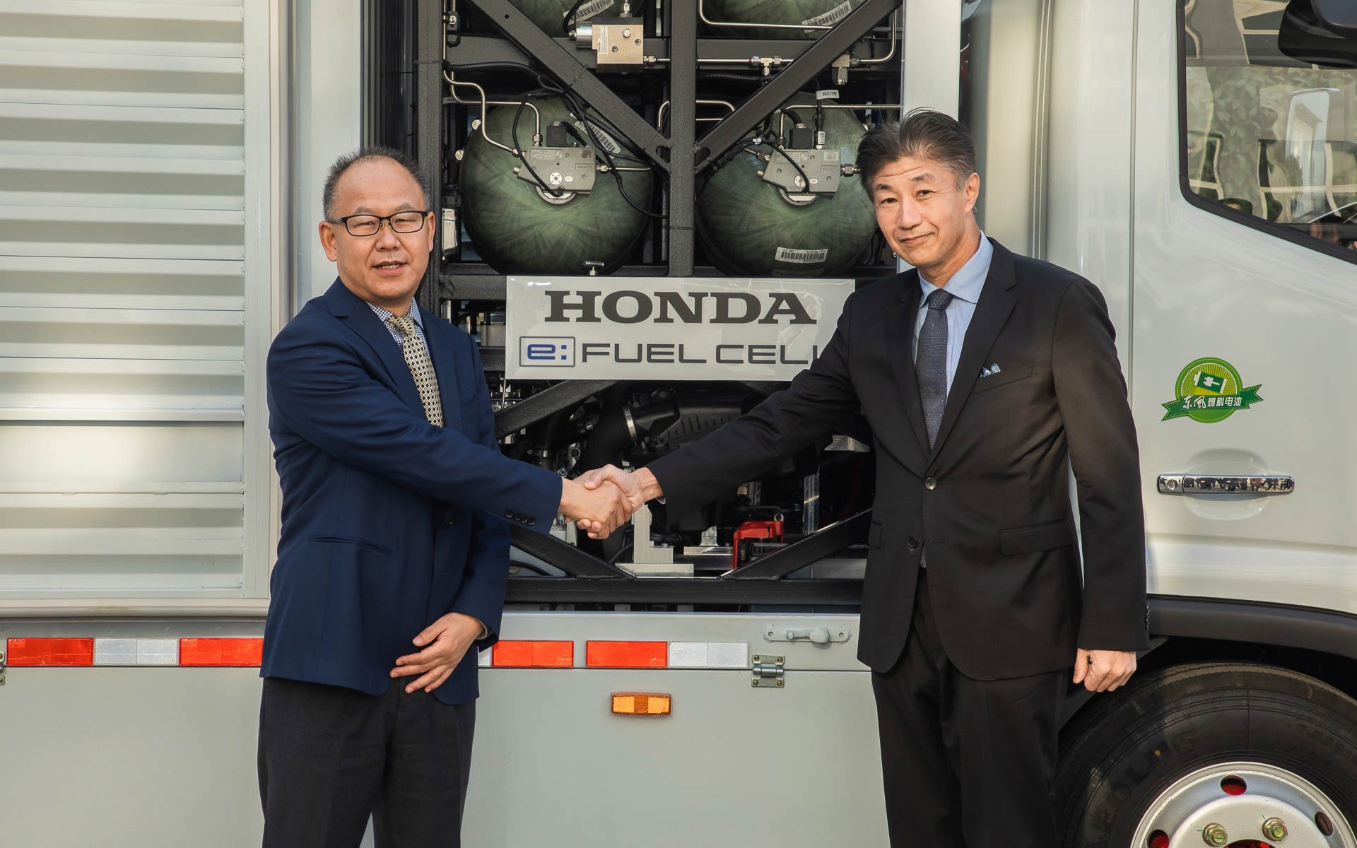 東風汽車集団股份有限公司 副総経理 張祖同氏（左）と本田技研工業（中国）投資有限公司 総経理 井上勝史氏（右）