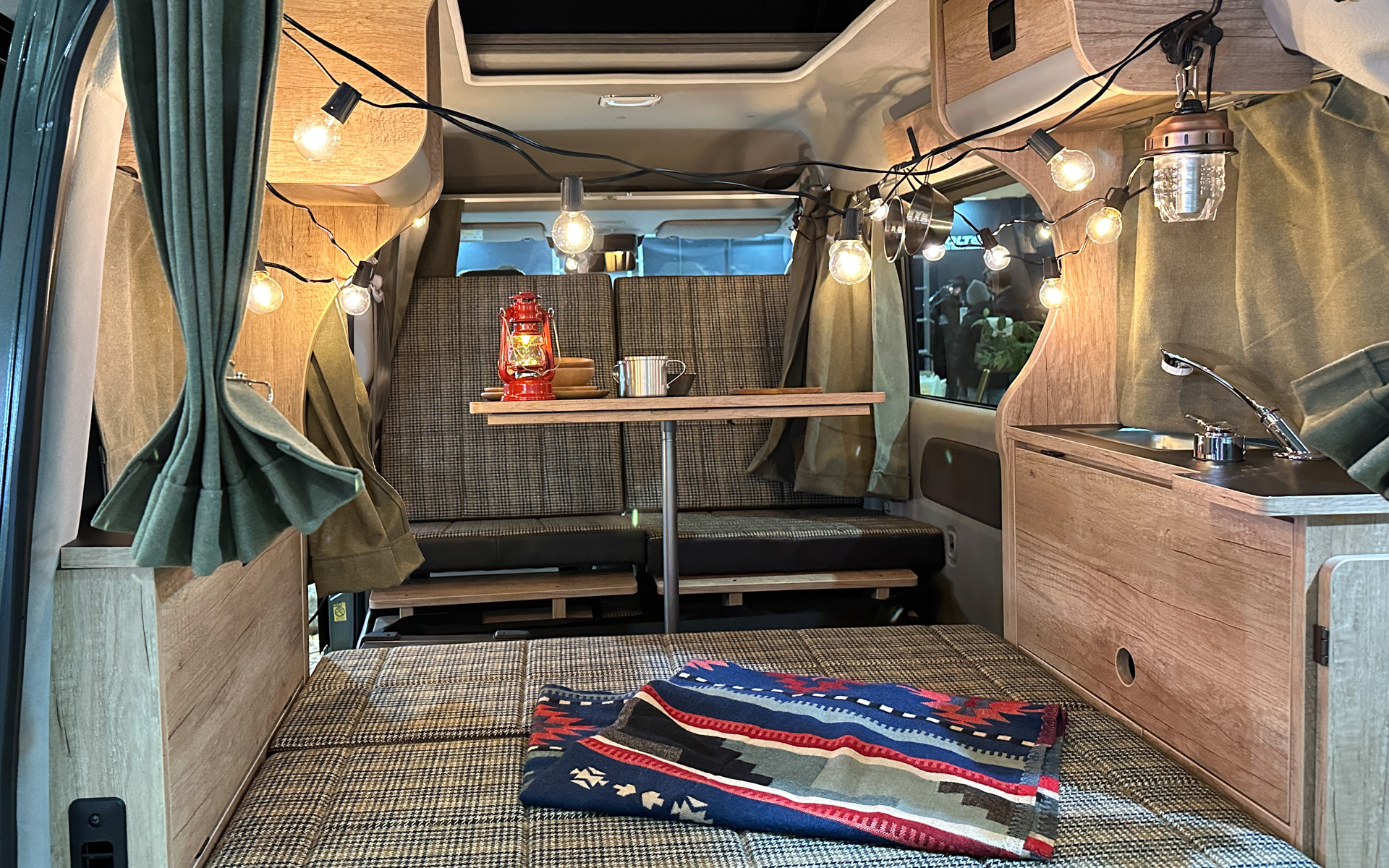 スズキ「エブリイ」をキャンピングカー仕様にカスタマイズした「EVERY little D. HAZEL edition