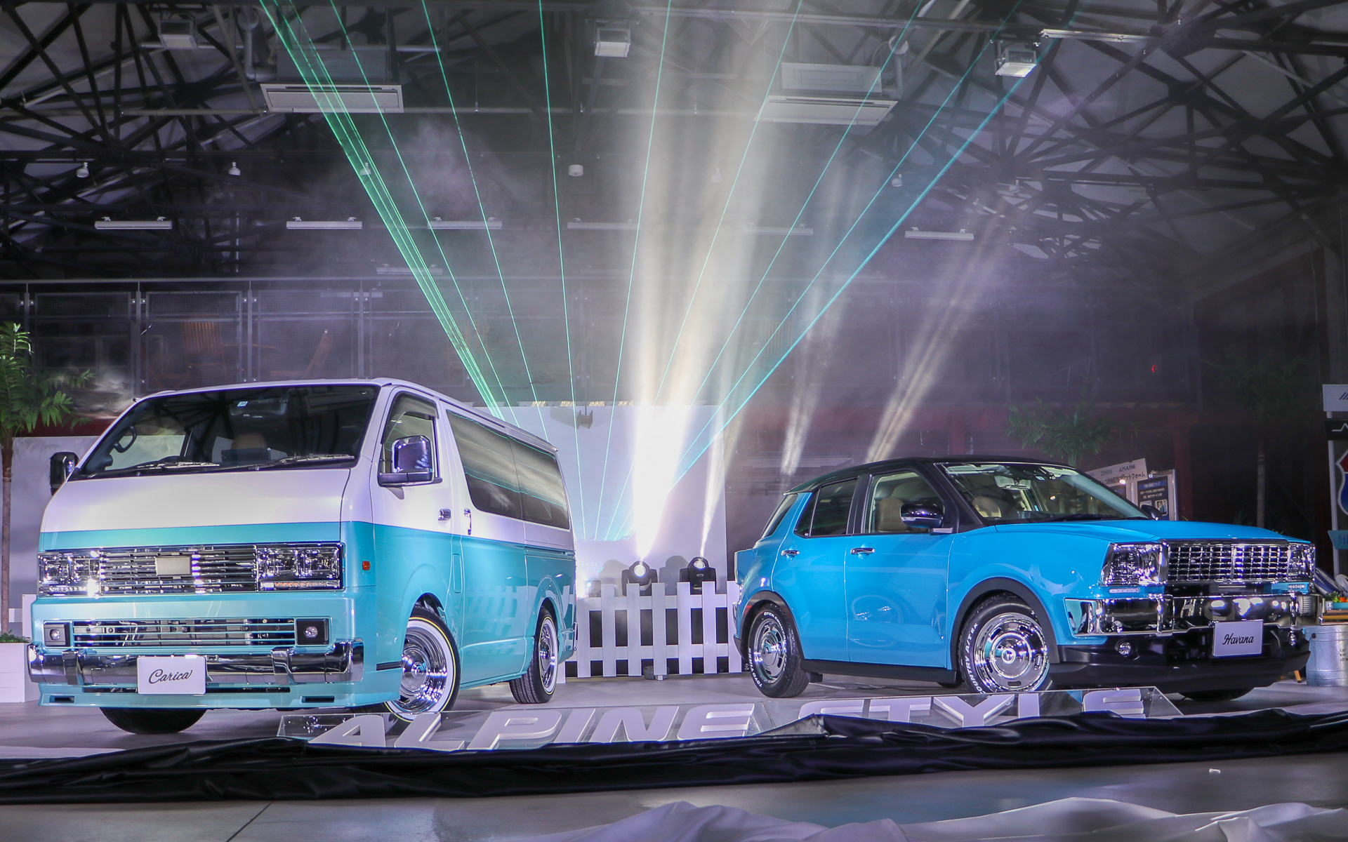 アルパインスタイルが発表した独創的デザインの新型カスタマイズカー「カリカ」（左）と「ハバナ」（右）
