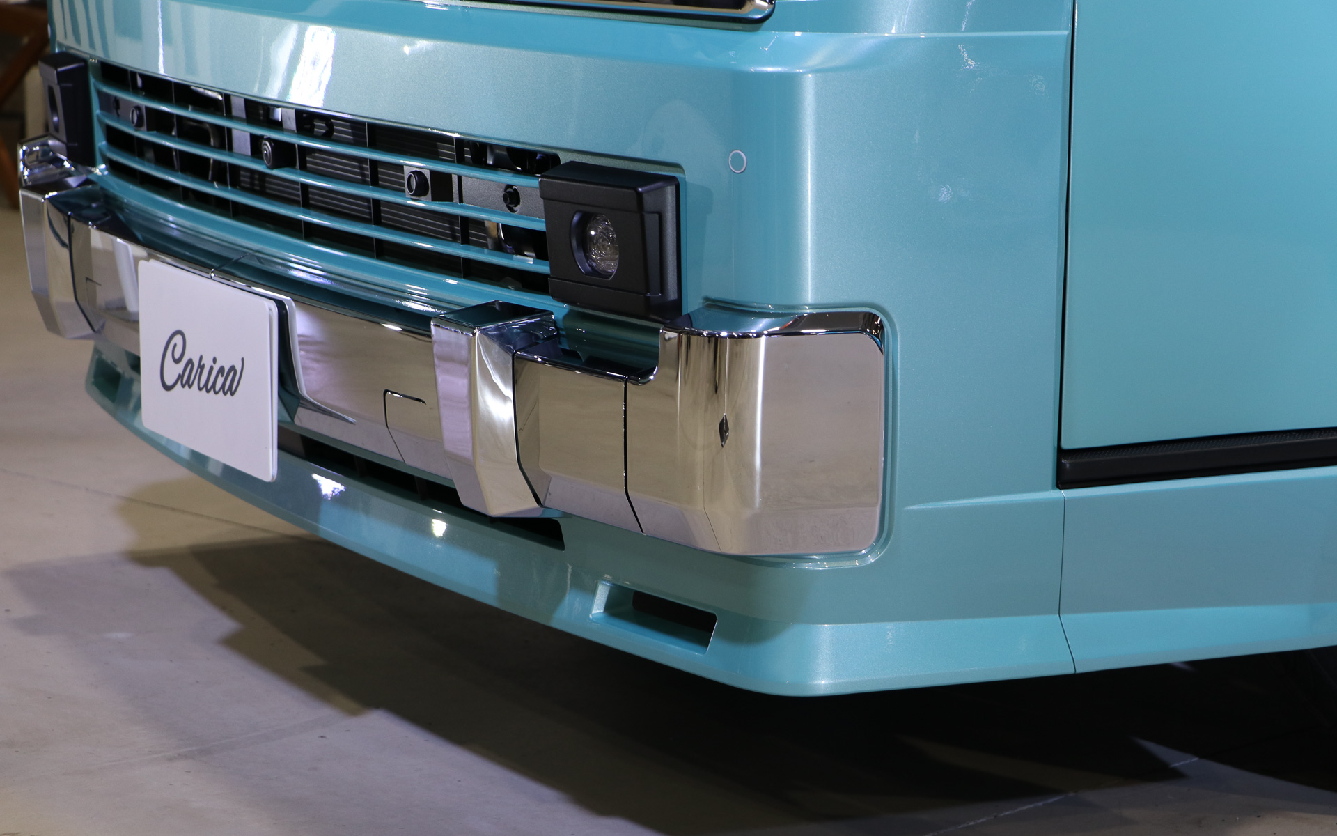 バンパーは前後ともクロームメッキ仕様