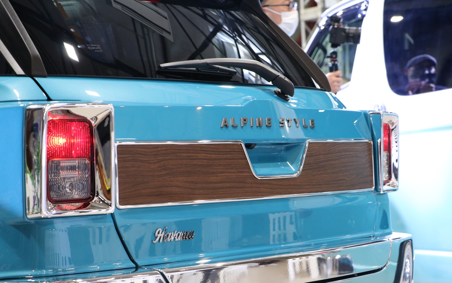 独創的な四角いテールランプと、リアゲートにウッドをあしらいアメリカンスタイルを表現