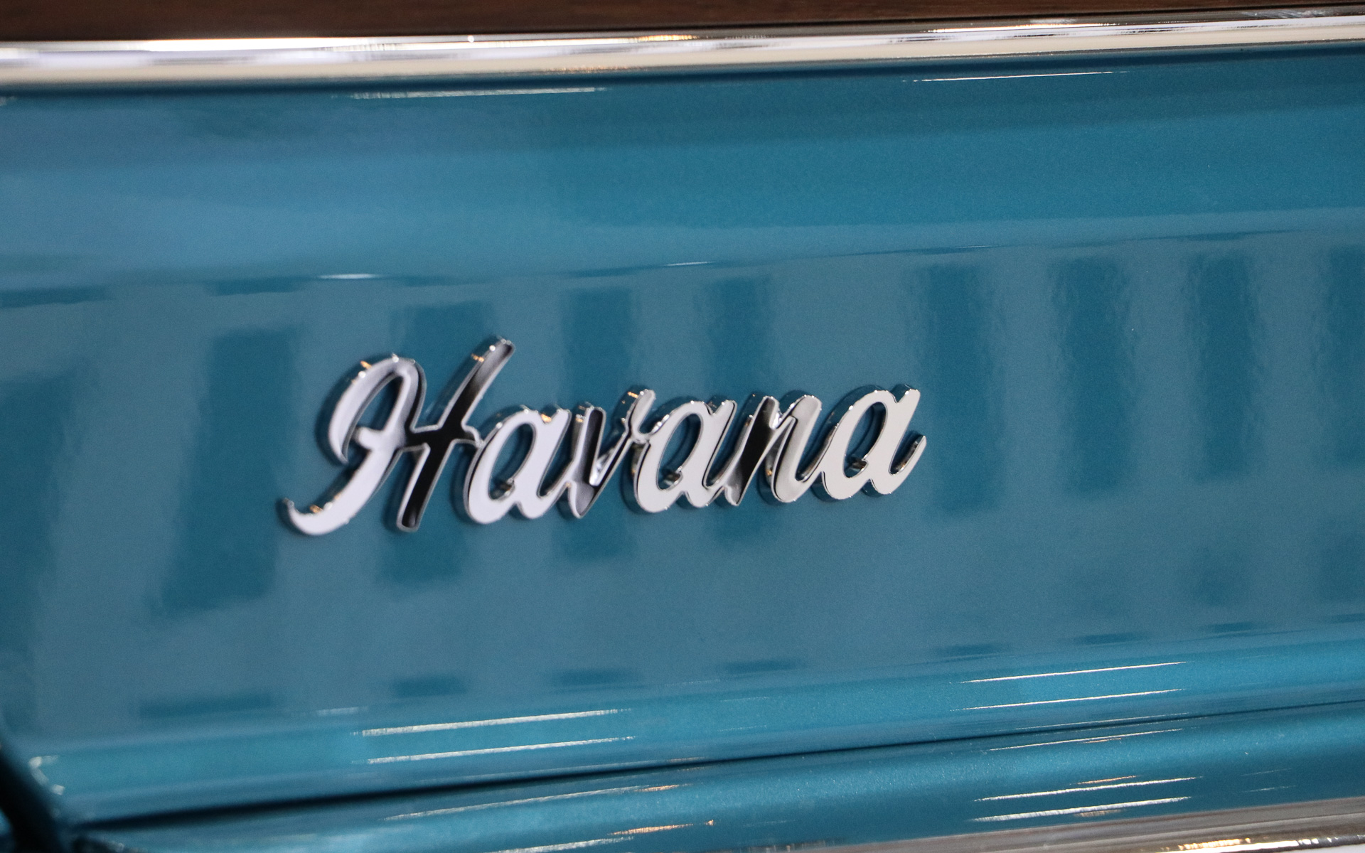 クロームメッキのエンブレムを配置