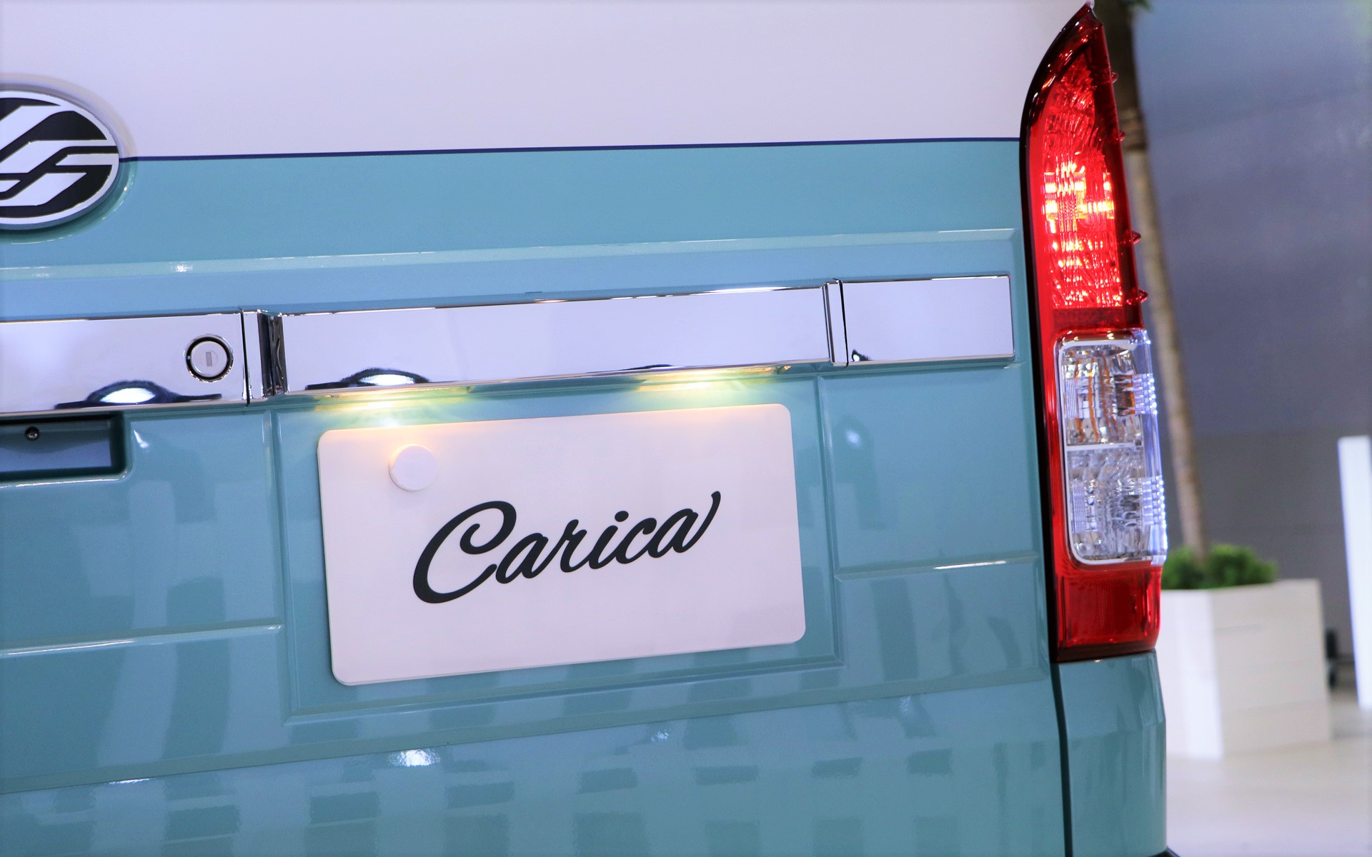 ナンバープレートは右にオフセットされる