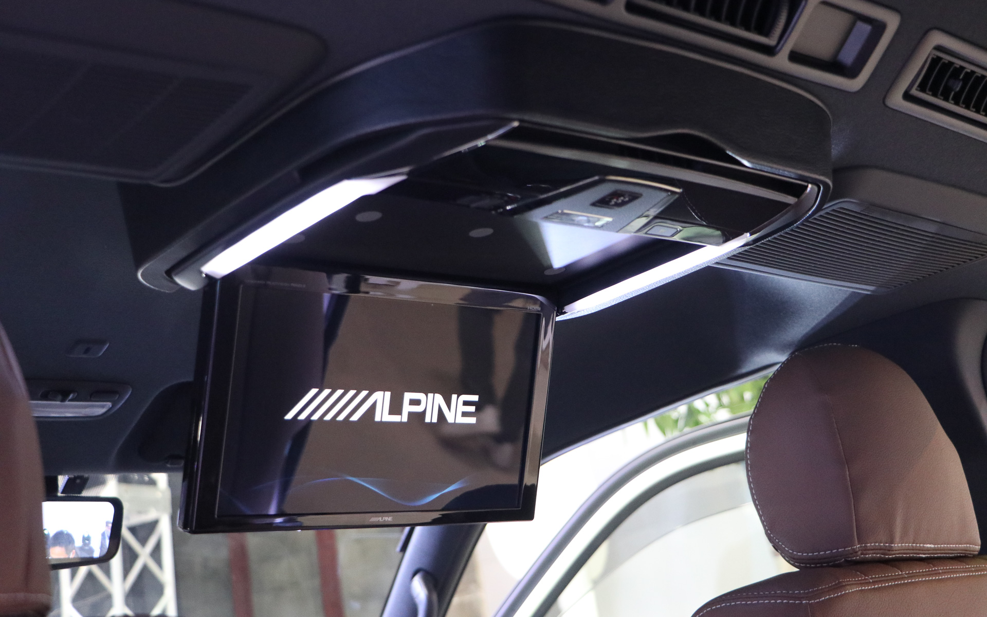 12.8インチリアビジョン