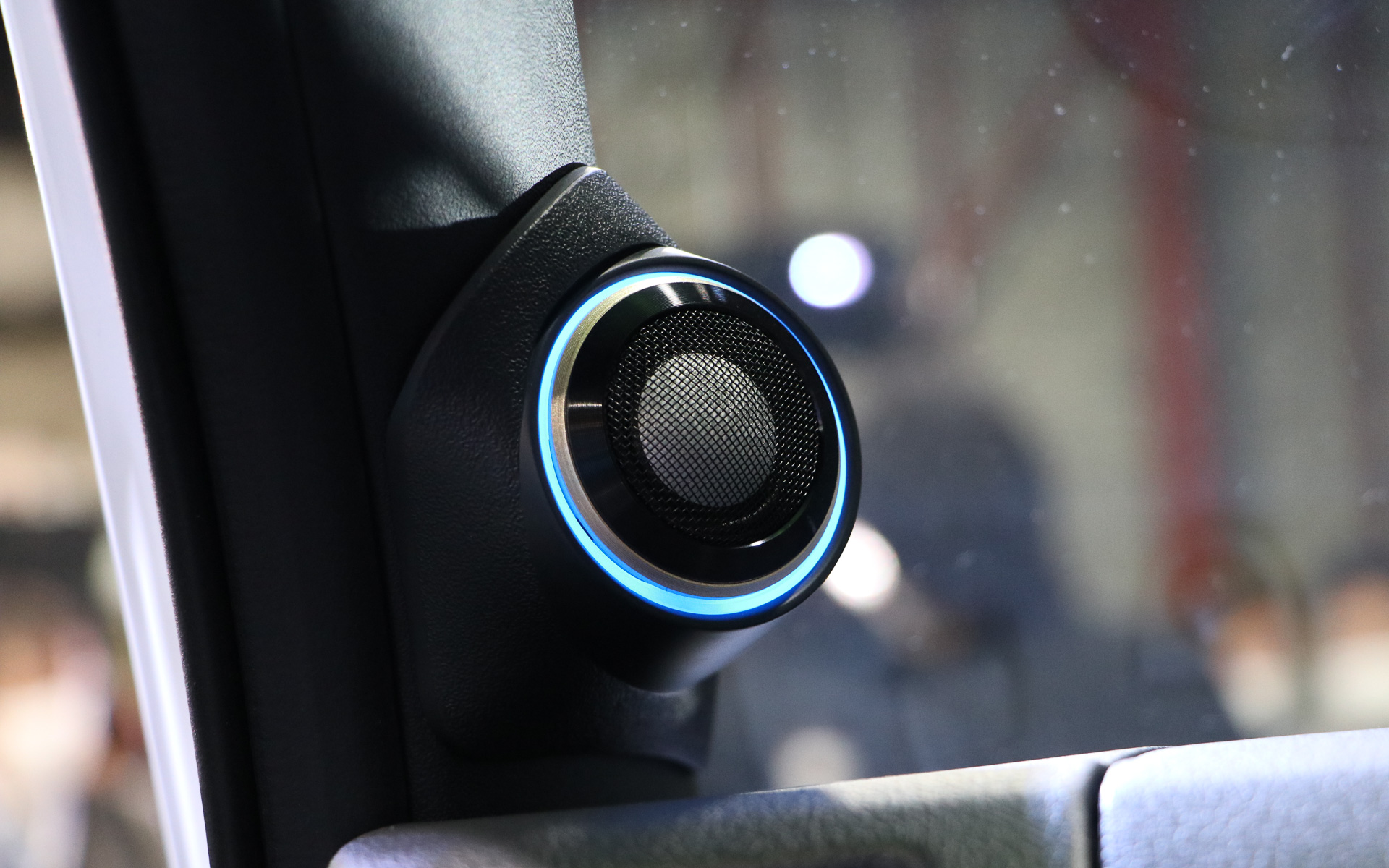 アンビエントライト付きツィーターは参考出品でナビの案内に合わせて曲がる方向をオレンジ色に点滅させるギミックを採用