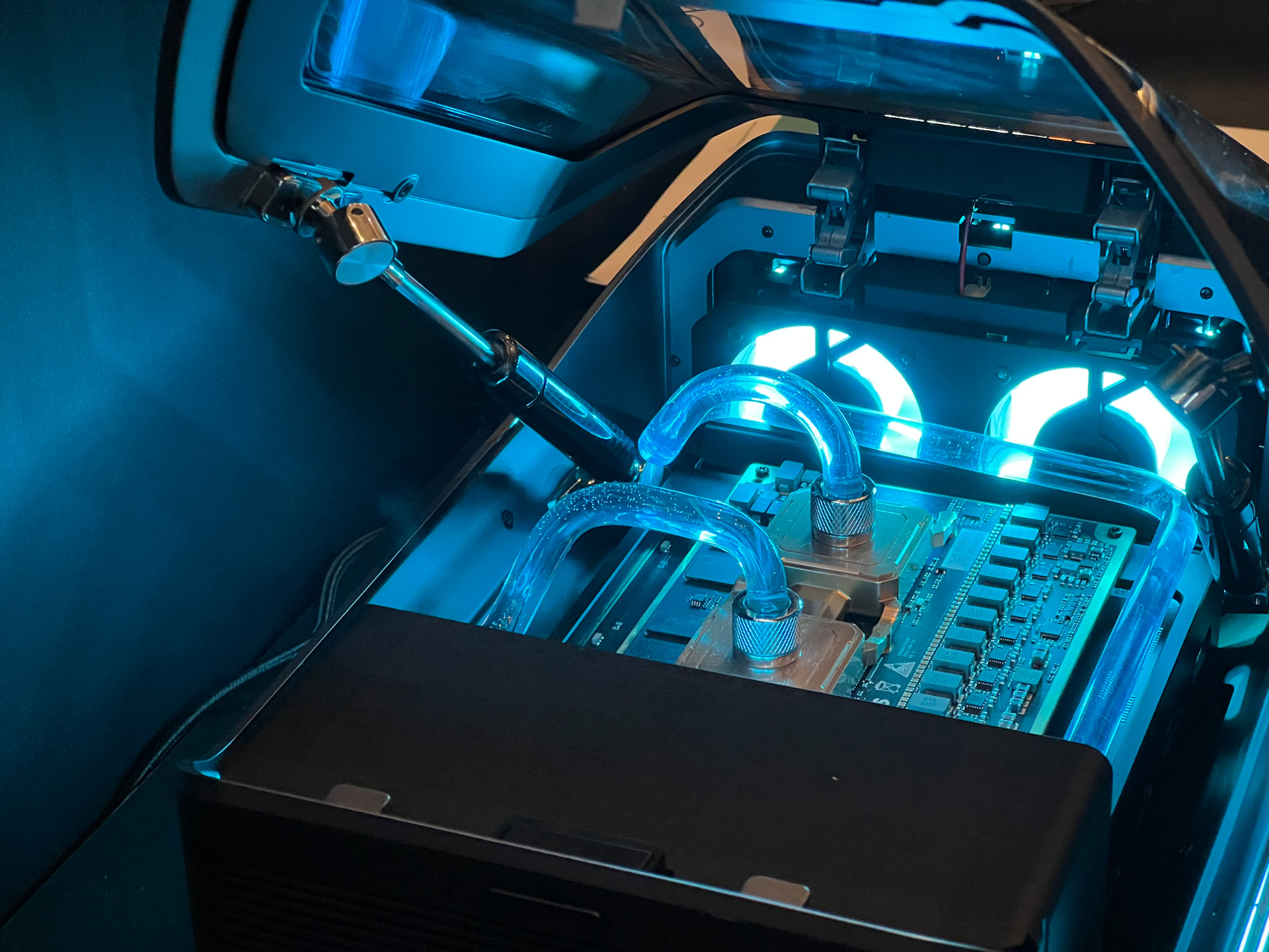 AMDのCPU「自動車向けRyzenプロセッサ」とGPU「Radeon RX 6000シリーズ」を搭載した自動車向けの開発キット