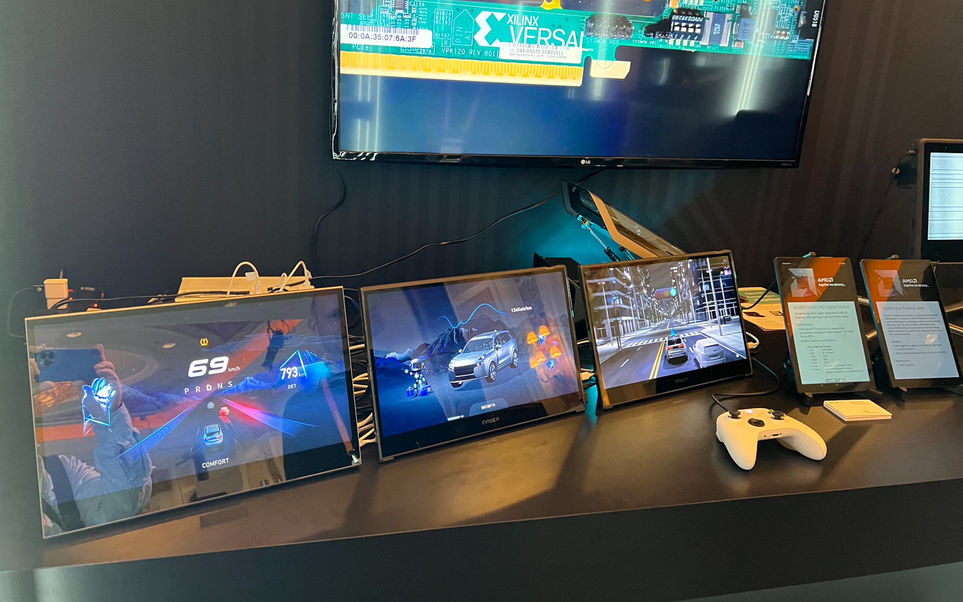 AMDブースに展示されていたデモ、3つのディスプレーを1つのシステムですべて処理しており、AAAゲームが可能に。一番右の画面ではAAAゲームを模して3Dの車両をリアルタイムで動かしている