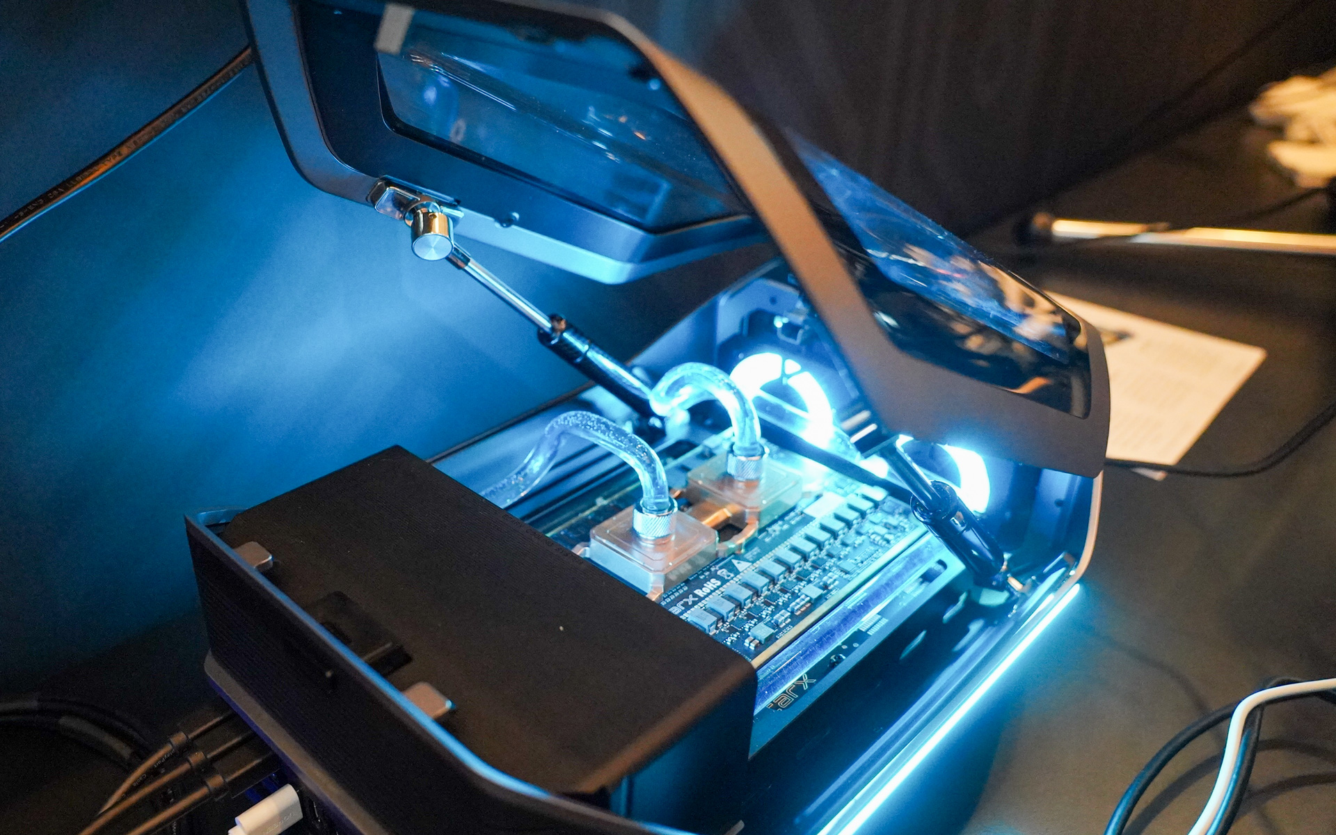 AMDが展示した開発キット、CPUとGPUがそれぞれ1つずつ搭載されていた