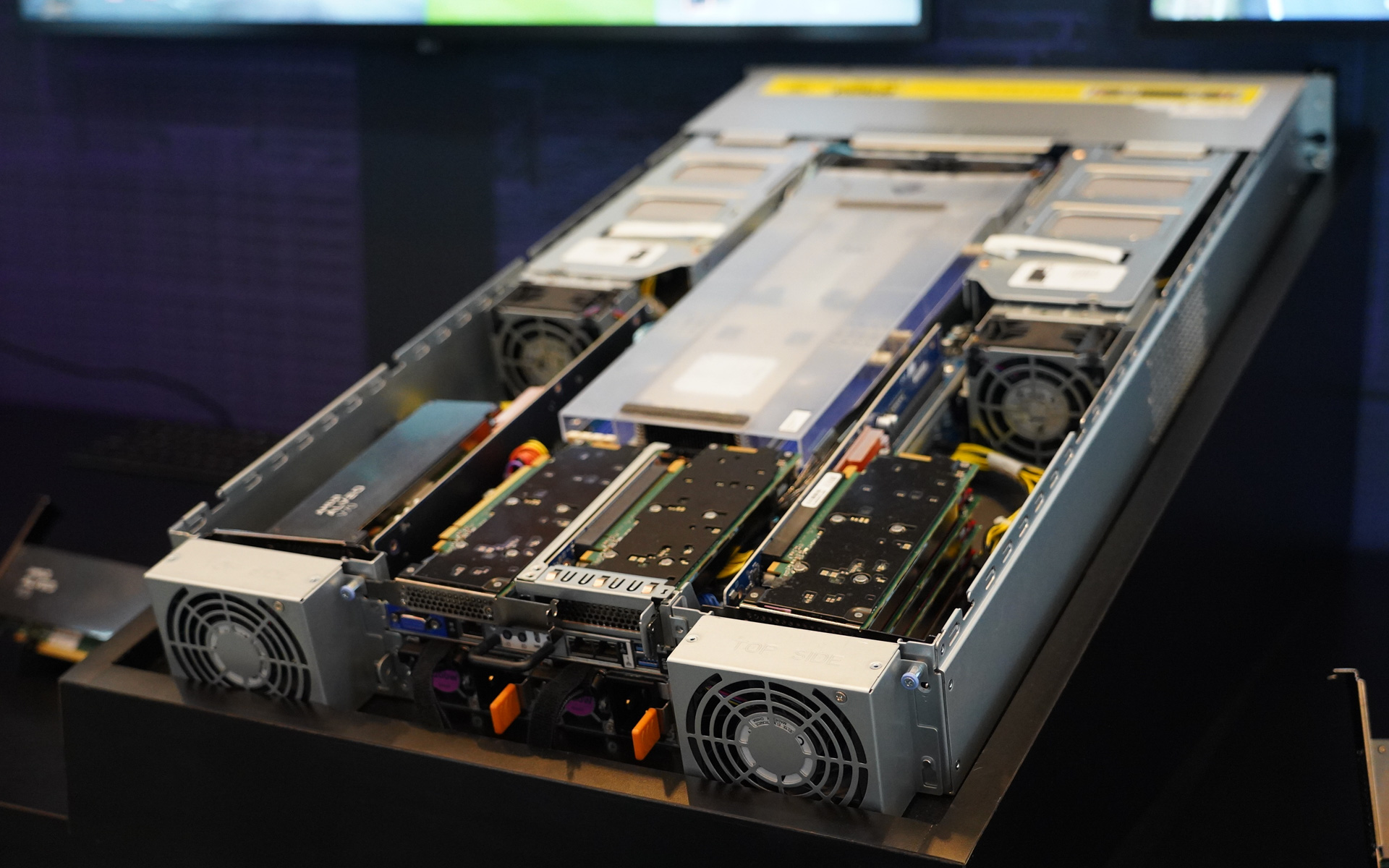 Alveo V70を搭載したラックサーバー