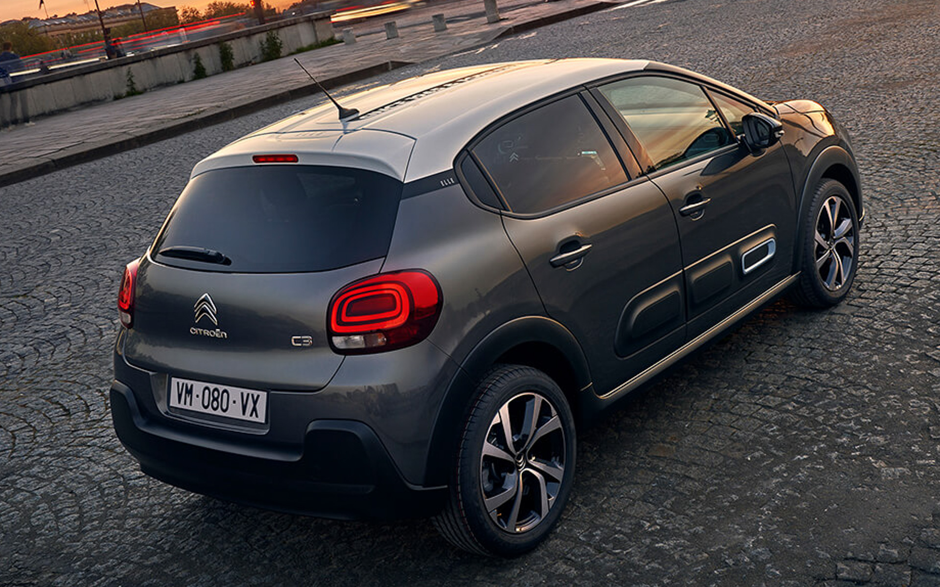 ベース車両は上級グレードのSHINE（シャイン）