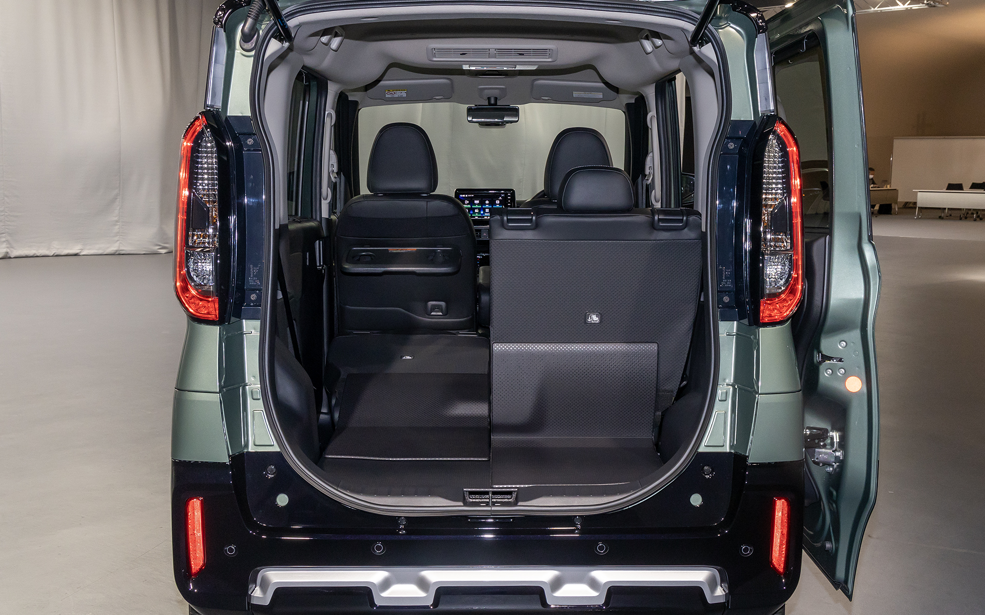 後席は分割可倒式