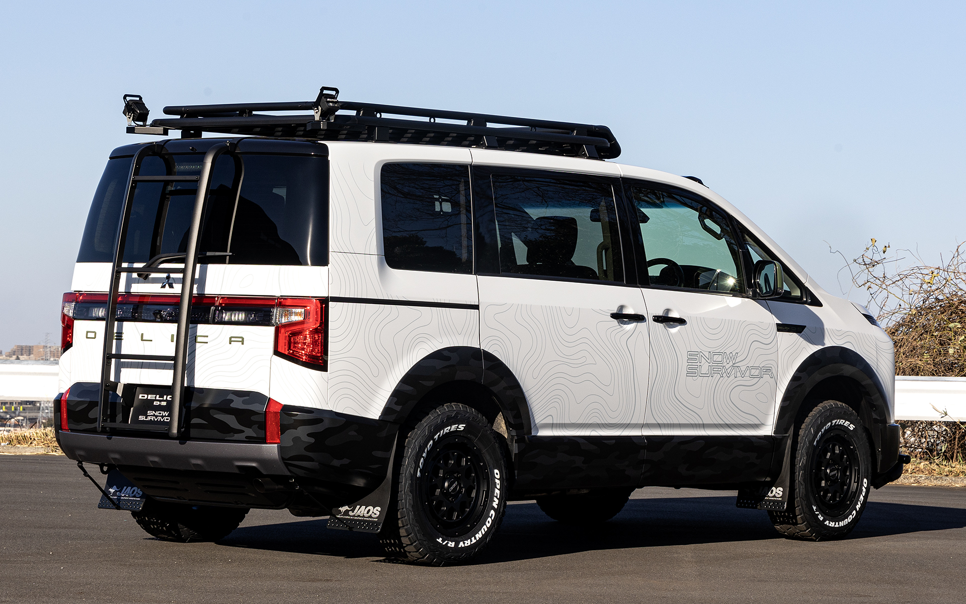 ホイールはレイズ製「チームデイトナM9セミグロスブラック」。サイズは16×7.0J 35。タイヤはTOYO TIRE「オープンカントリーAT III WL」でサイズは235/70R16