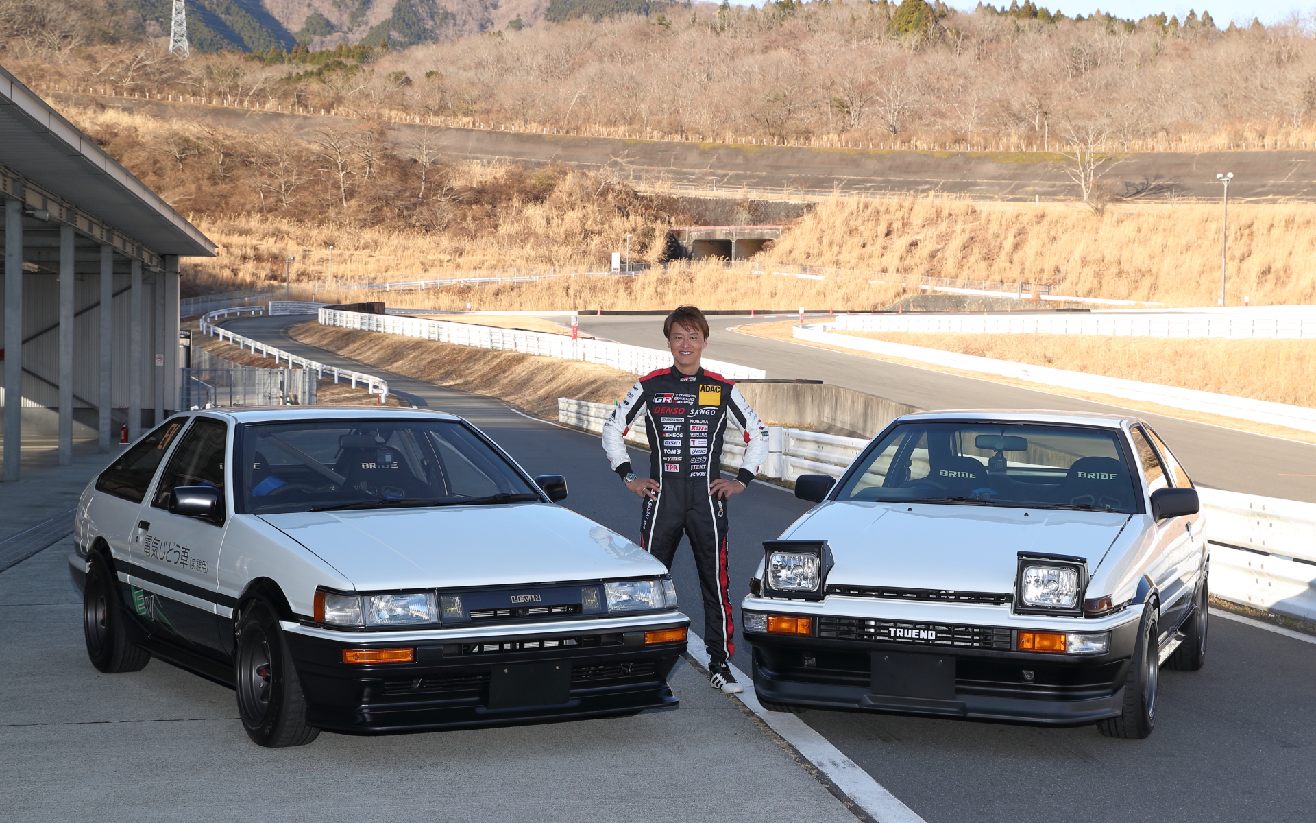 水素エンジン（実験用）のハチロク（右）と電気じどう車（実験用）のハチロク（左）。2台のAE86のシェイクダウンを担当した佐々木雅弘選手