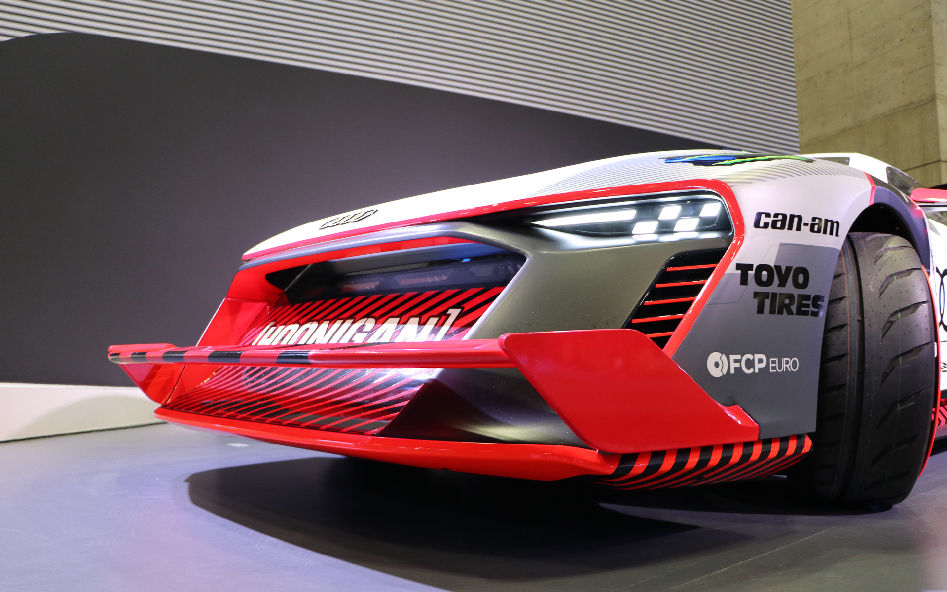 フロントにも大きなウイングを装着