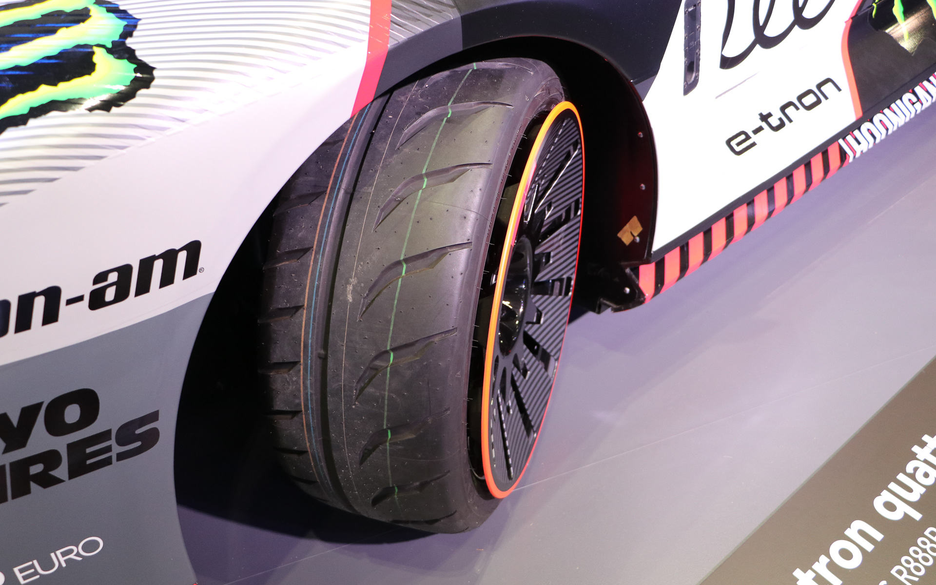 タイヤはプロクセス R888R