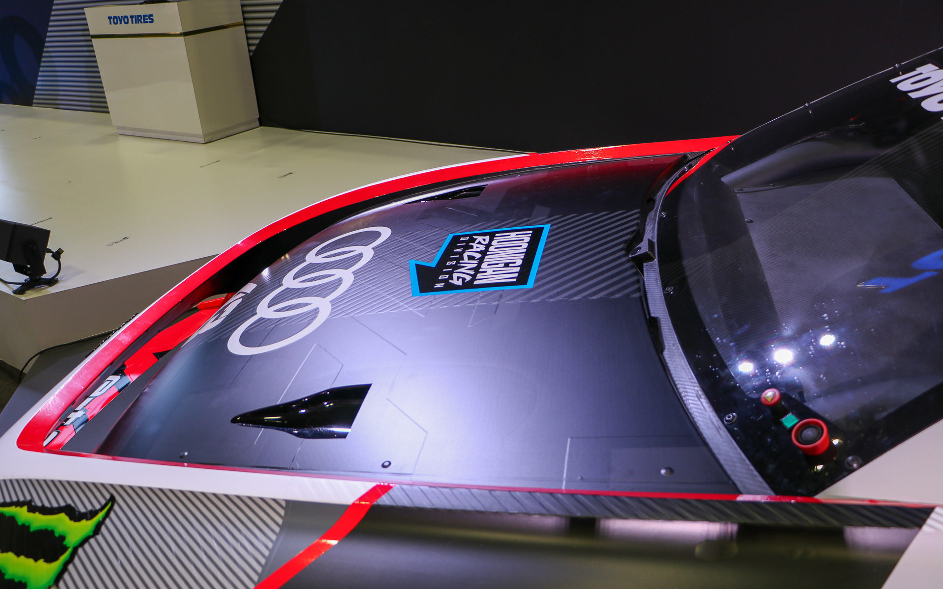 ボンネットにはフレッシュエアを取り込むNACAダクトを配備