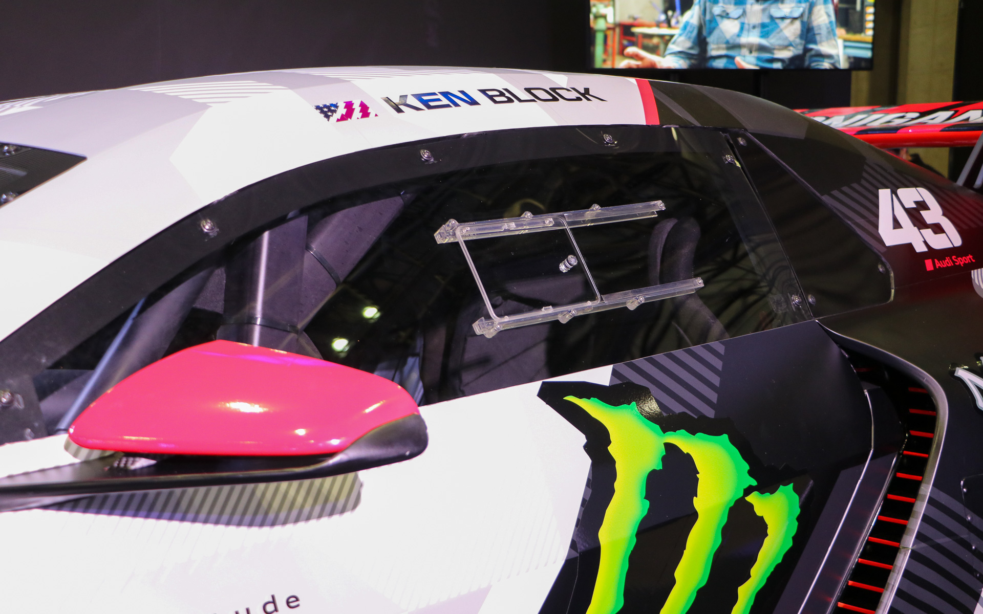 窓は固定式アクリルウインドウで手動の小窓が付いている