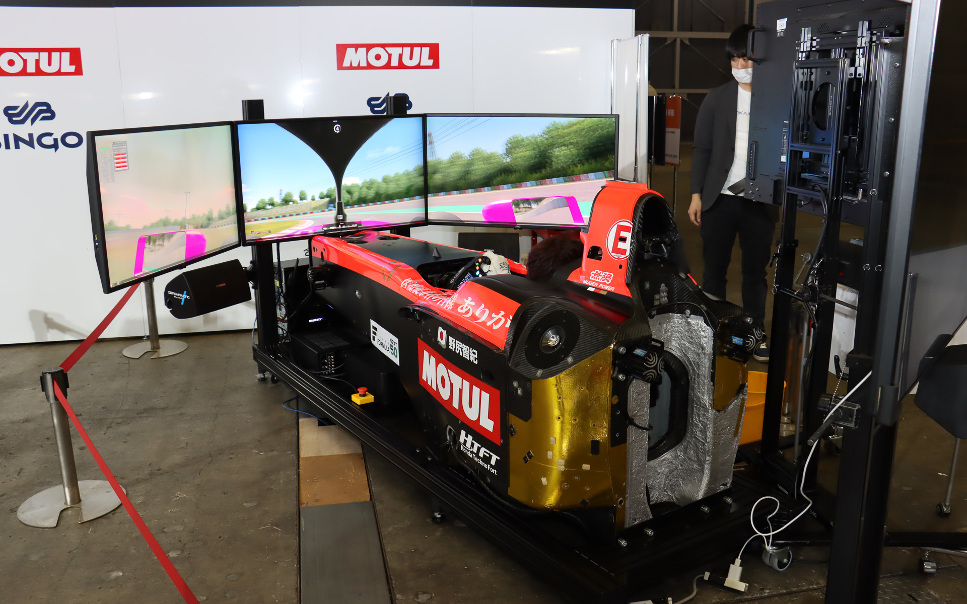 ホンダブースの一角では、無限と楽天モバイルがレースの現場で実施した5Gを活用する実証実験について紹介するデモも実施。2022年シーズンはインタープロトシリーズを舞台に行なわれたが、2023年からはスーパーフォーミュラに移行。2022年のスーパーフォーミュラチャンピオンである野尻智紀選手のデータを基にしたゴーストカーと会場に置かれたデモ機を使って競争したり、コース内の走行状況を用意されたスマートフォンを使い、好きな場所からヴァーチャルレースを観戦することも可能となっている