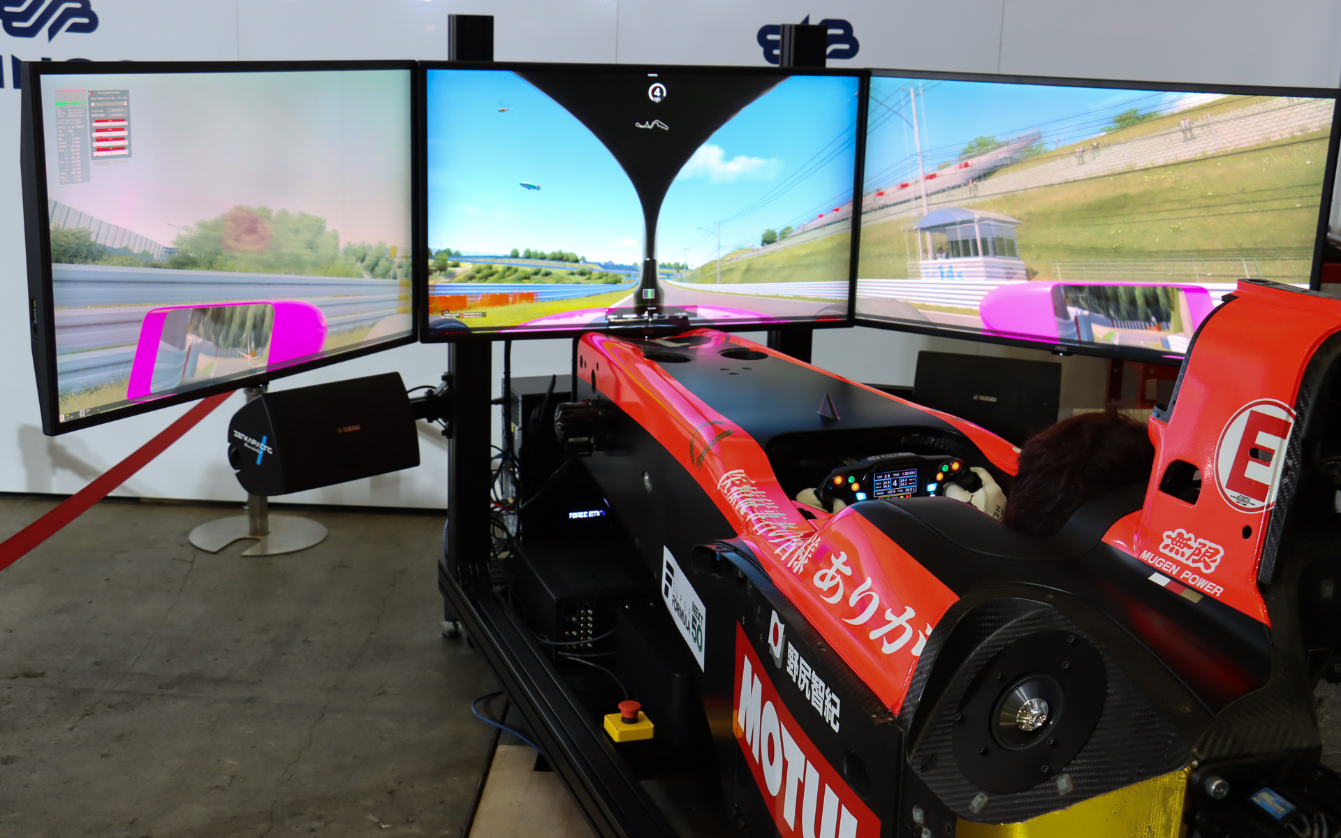 ホンダブースの一角では、無限と楽天モバイルがレースの現場で実施した5Gを活用する実証実験について紹介するデモも実施。2022年シーズンはインタープロトシリーズを舞台に行なわれたが、2023年からはスーパーフォーミュラに移行。2022年のスーパーフォーミュラチャンピオンである野尻智紀選手のデータを基にしたゴーストカーと会場に置かれたデモ機を使って競争したり、コース内の走行状況を用意されたスマートフォンを使い、好きな場所からヴァーチャルレースを観戦することも可能となっている