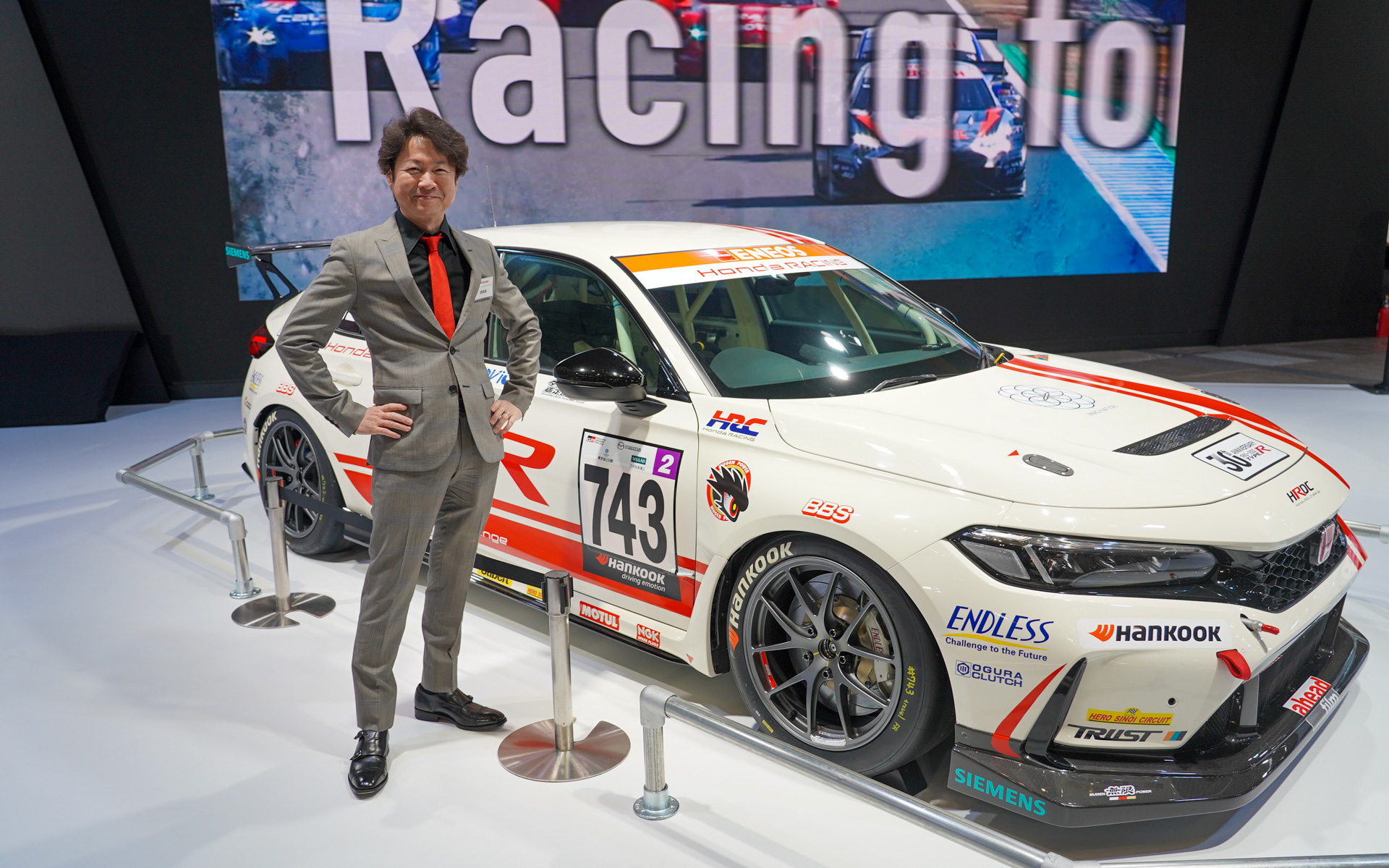 スーパー耐久にもドライバーとして参戦しているシビック TYPE Rの開発責任者 柿沼秀樹氏とシビック TYPE R