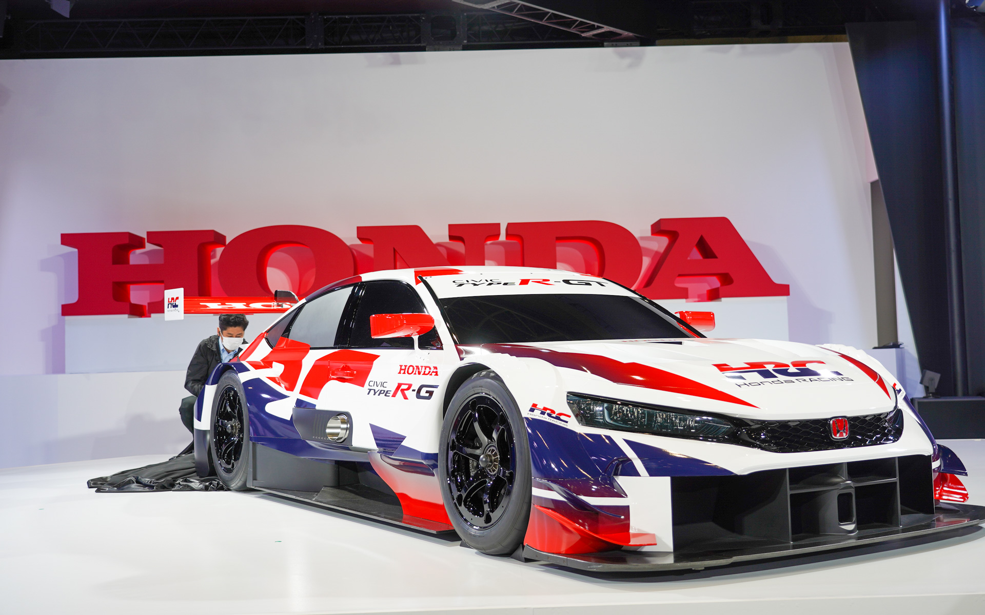 ベールを取るとCIVIC TYPE R-GT CONCEPTが登場