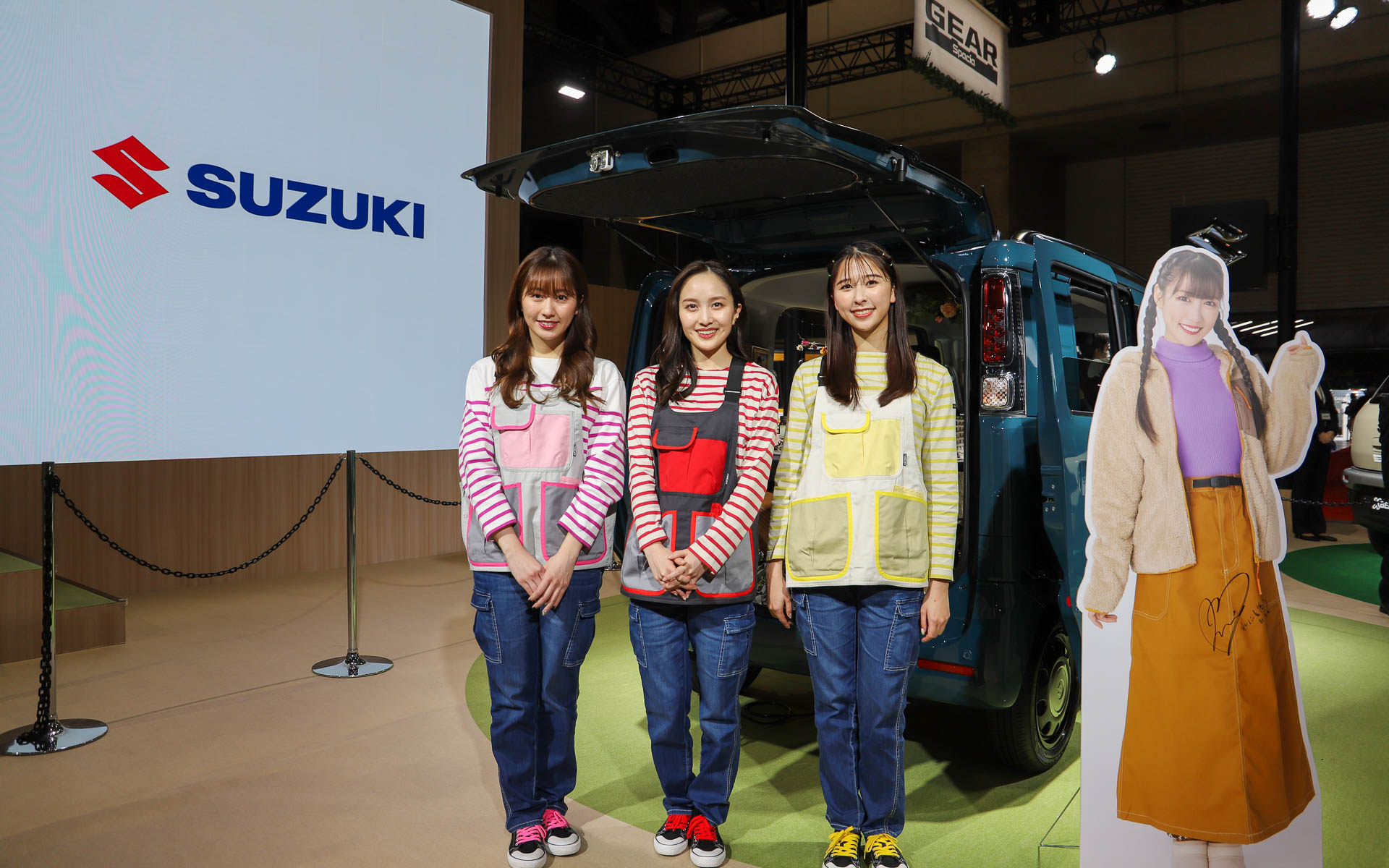 スズキブースを訪れたももいろクローバーZの佐々木彩夏さん、百田夏菜子さん、玉井詩織さん