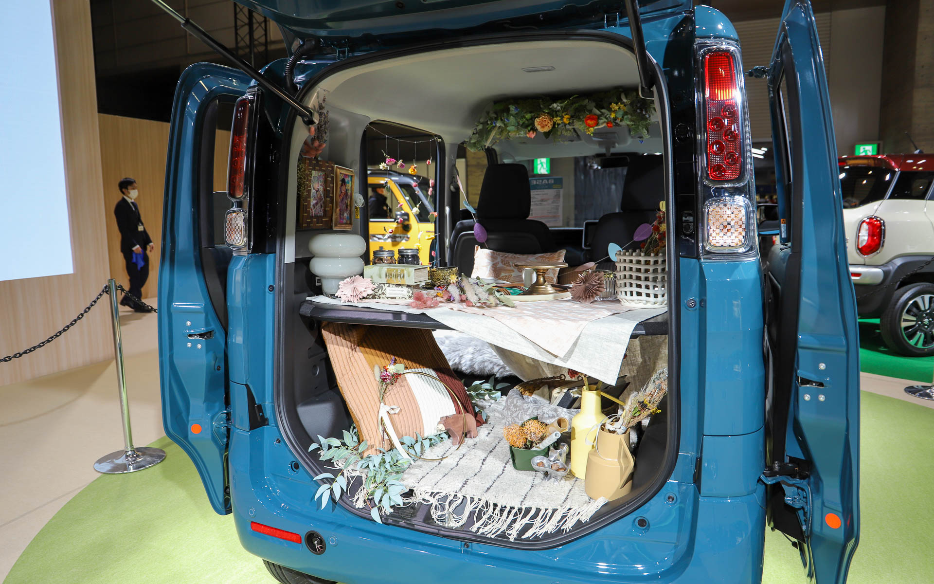 ももクロの佐々木彩夏さんと高城れにさんが、インテリアトータルプロデューサーのMAKOさんと一緒に、コラージュアートやドライフラワーブーケでかわいらしくアレンジ