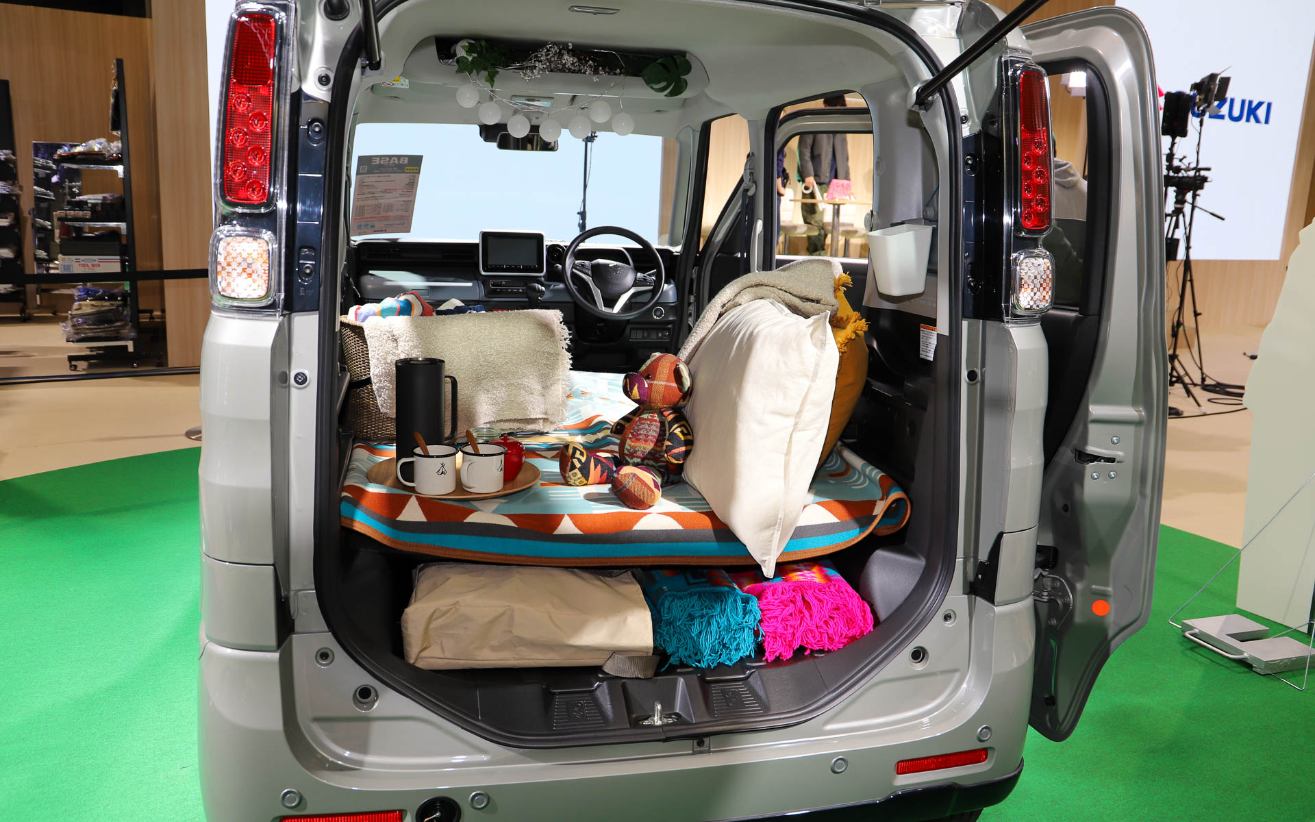 ももクロの百田夏菜子さんと玉井詩織さんが、車中泊系YouTuberのチキチキバンバンと“映えるキャンプ”をテーマにクルマをデコレーション