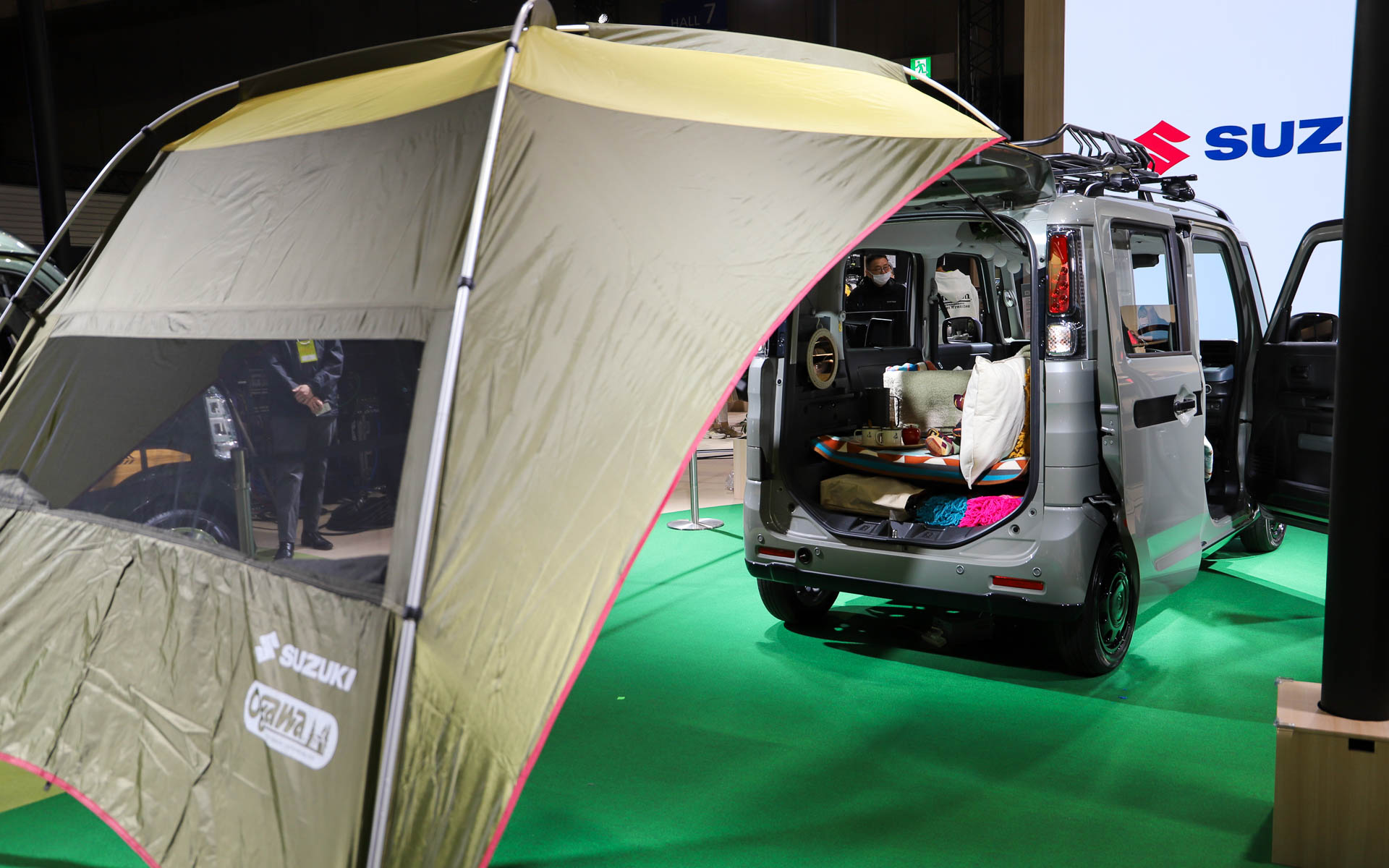 ももクロの百田夏菜子さんと玉井詩織さんが、車中泊系YouTuberのチキチキバンバンと“映えるキャンプ”をテーマにクルマをデコレーション