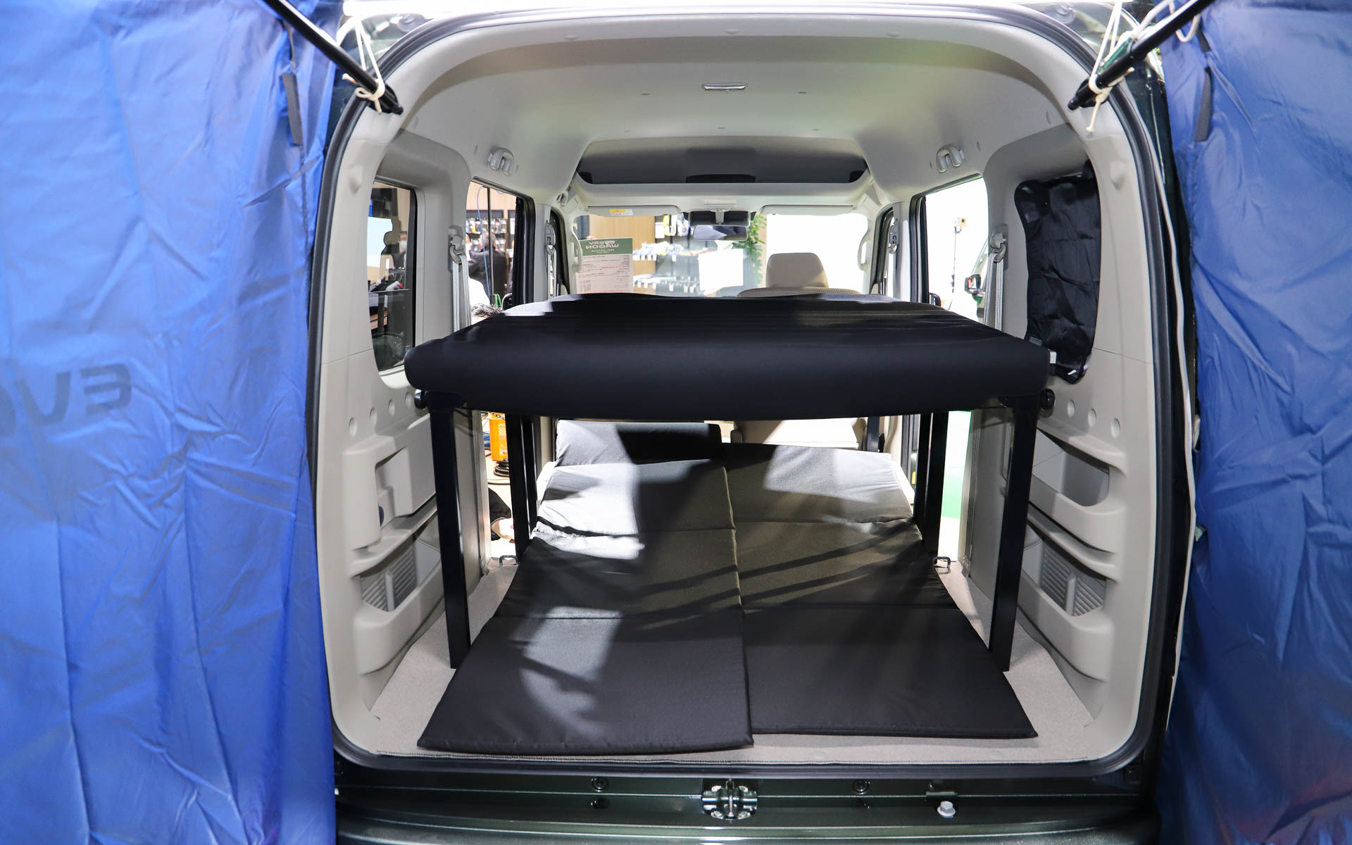 広々とした空間で大人4人が寝られるようになっている