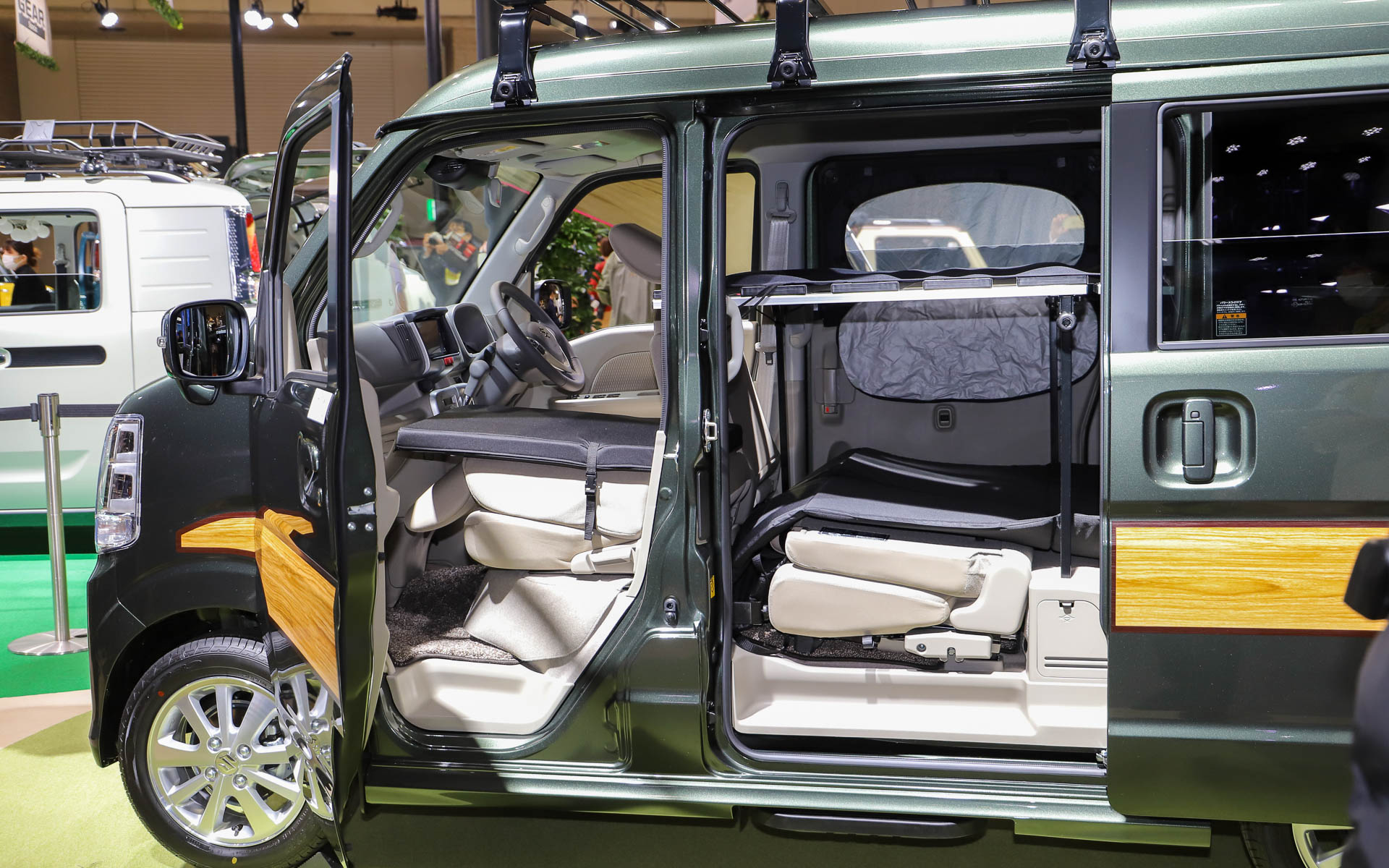 広々とした空間で大人4人が寝られるようになっている