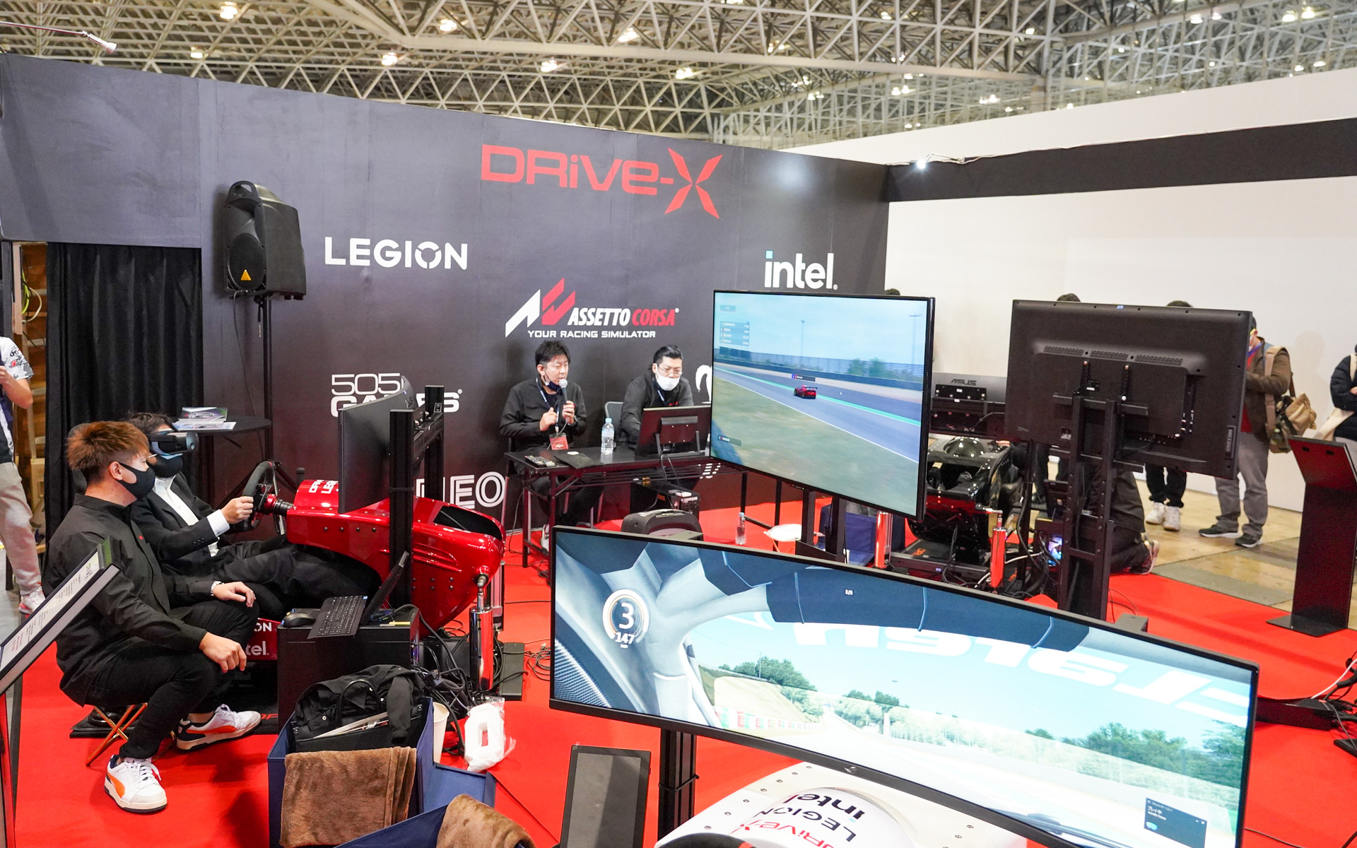 会場となった株式会社アイロックのブース、auの直販サイト「au PAY マーケット」でも販売されているドライブシミュレーター「DRiVe-X」が展示されている