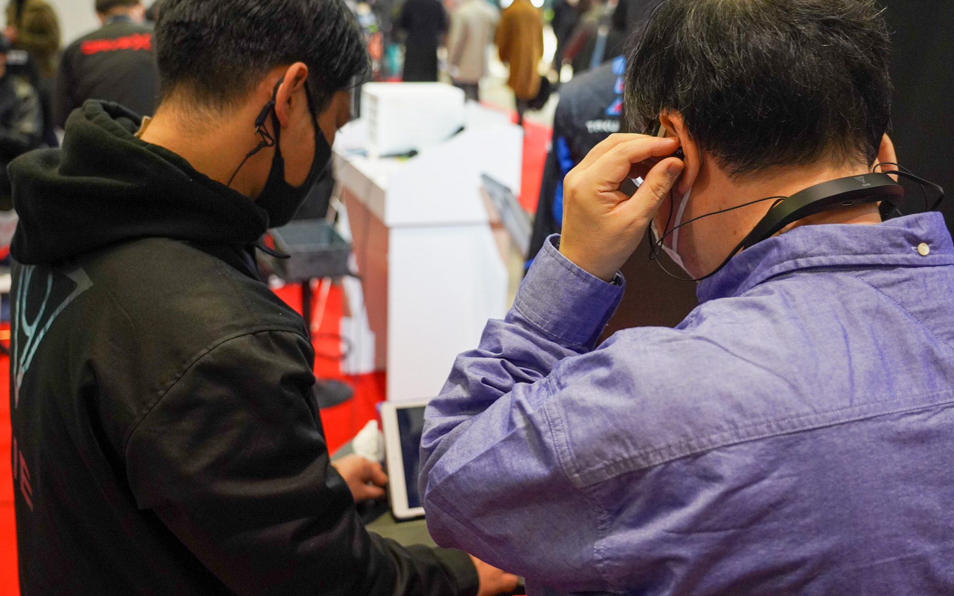 このように首と耳にセンサーを装着する。それによって脳波の動きを数値化して計測できる