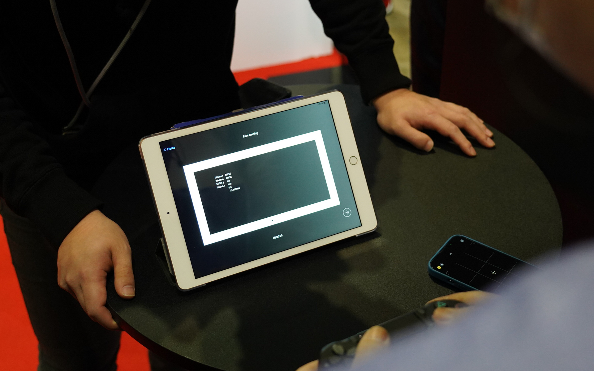 脳トレーニング後、この長方形のコースやどこかで見たことがあるコースを、走らせろと言われるが操作系が慣れなくて四苦八苦。筆者はさらにトレーニングが必要なようだ。レーシングドライバーはすぐにすいすい走らせることができたそう……さすがだ……